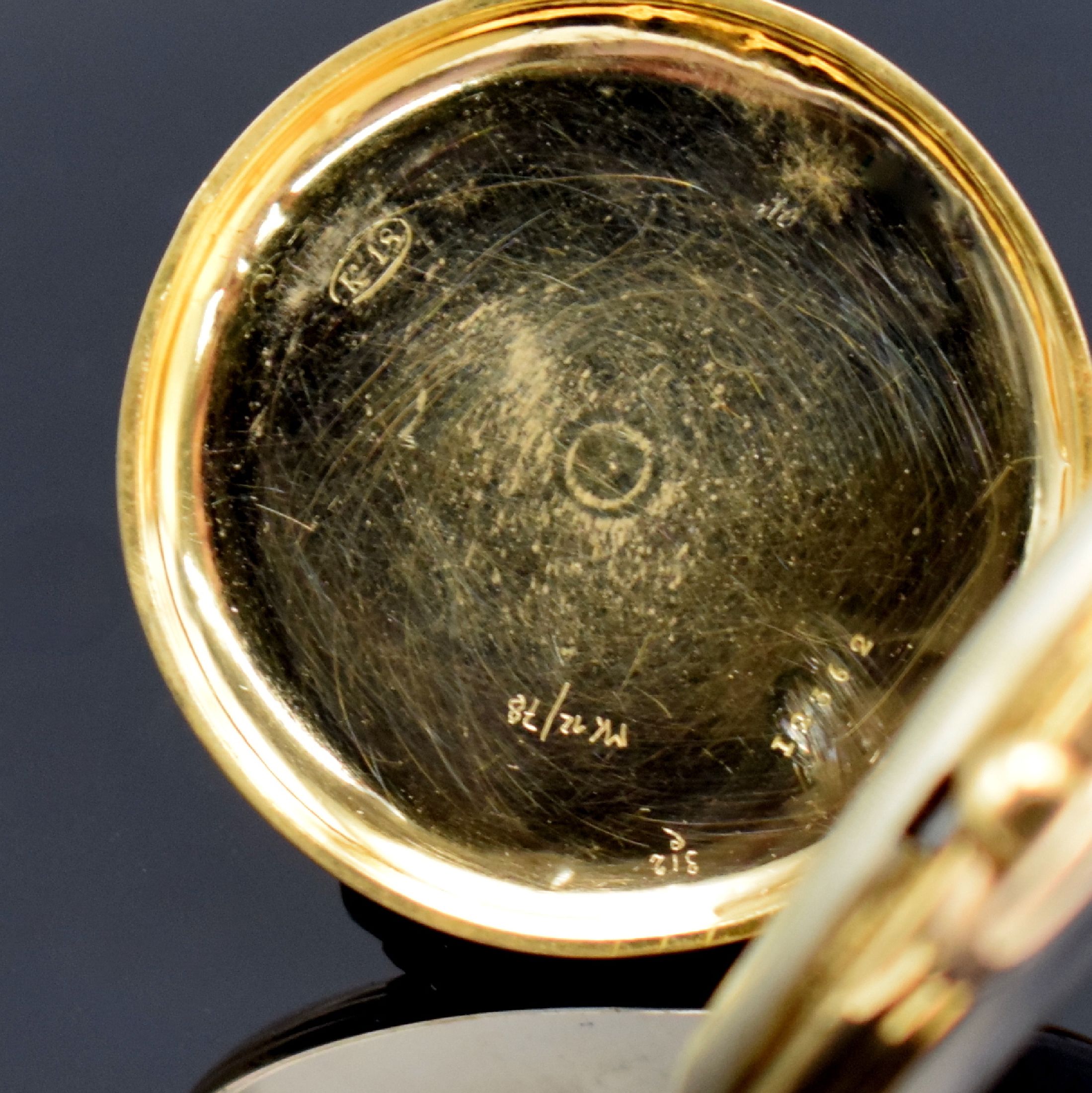 Detail e: Offene Zylindertaschenuhr in GG 750/000, Schweiz um 1860, Schlüsselaufzug, sym. guill. Boden m. Schmuckmonogramm B im zentralen Monogrammspiegel ...