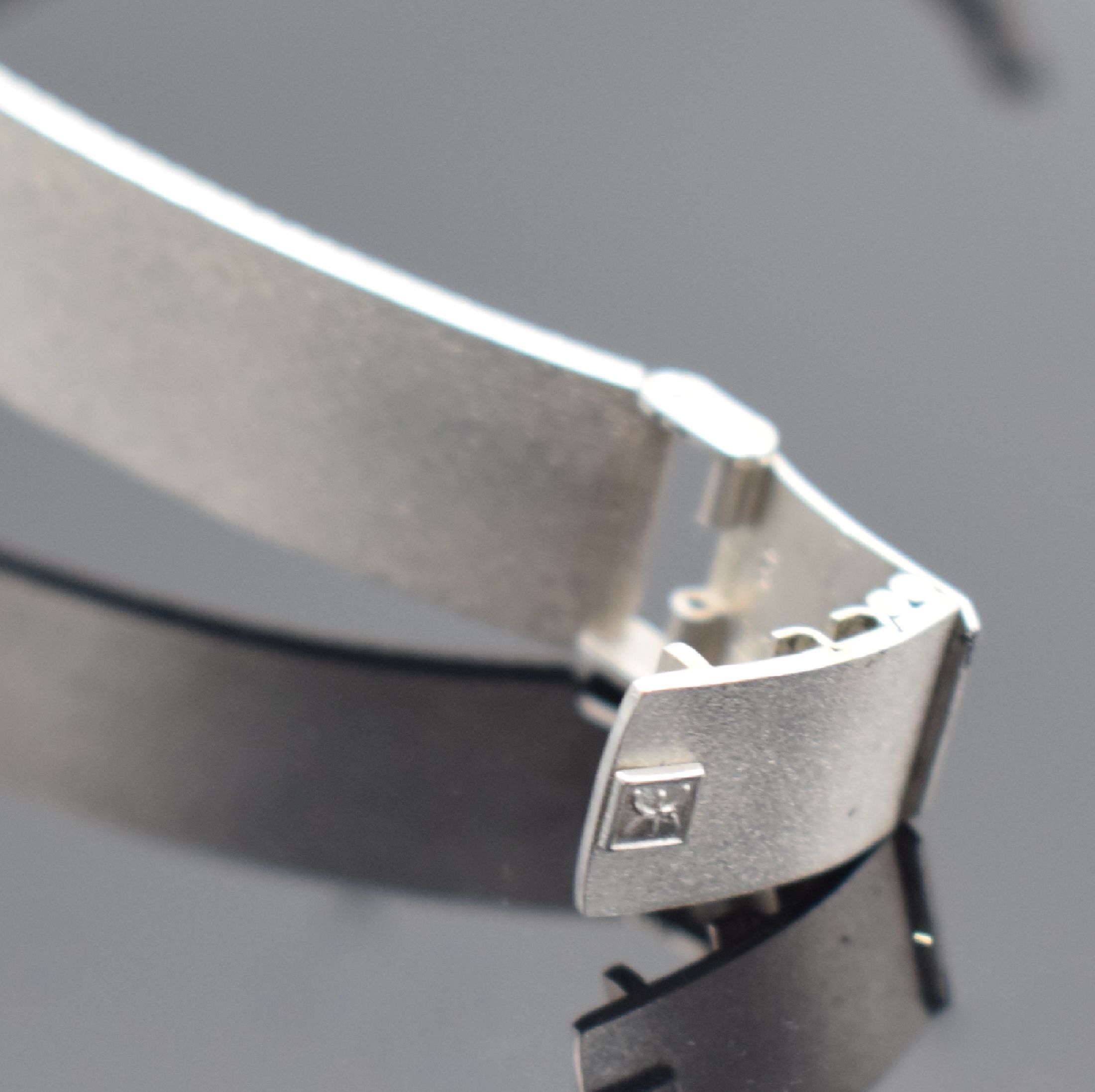 Detail b: EBEL Herrenarmbanduhr in WG 750/000 Referenz 8107 B, Schweiz um 1975, Handaufzug, 2-teil. Geh., Boden aufgedr., Lünette m. Diamanten bes., silb. ...