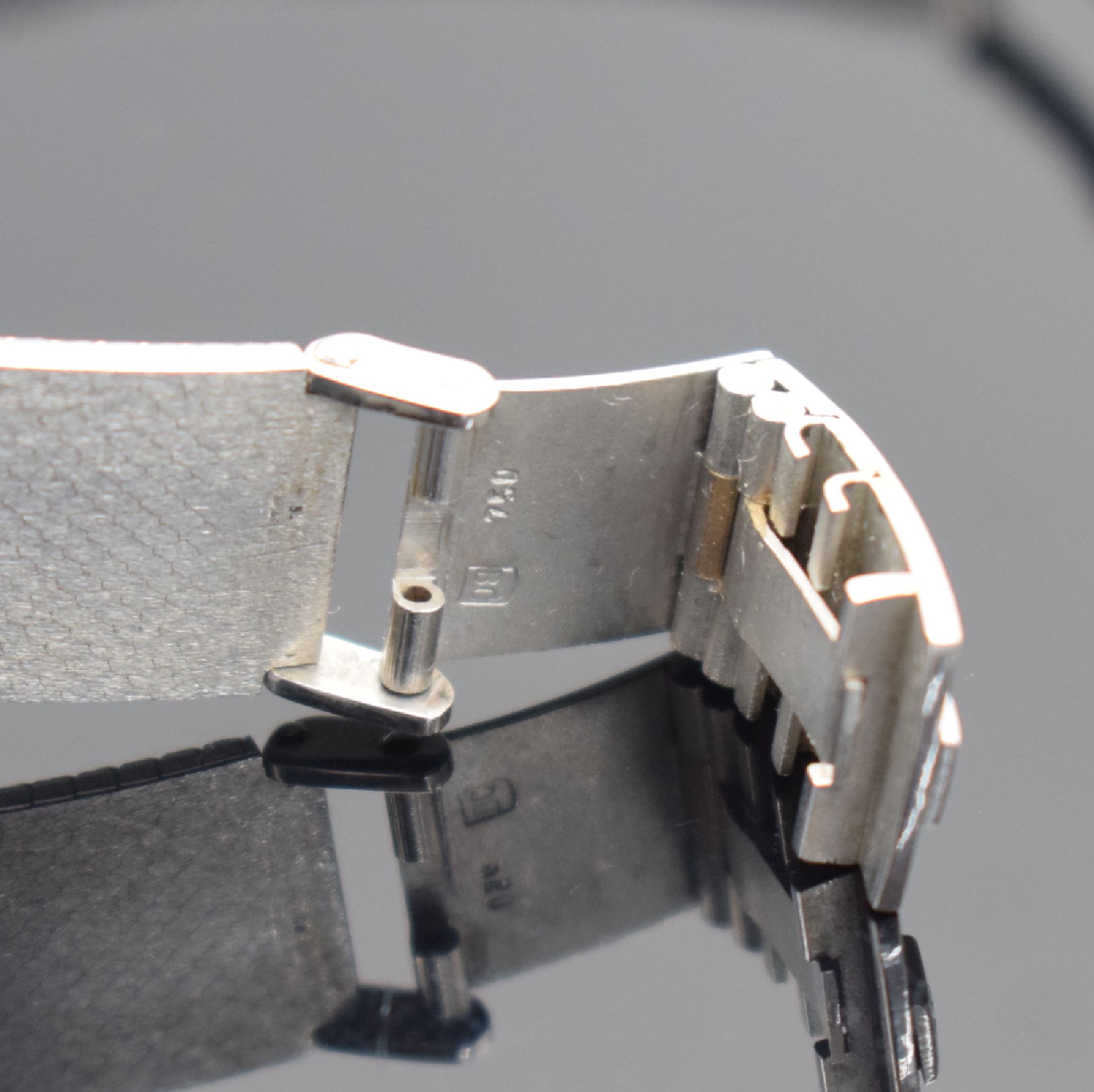 Detail c: EBEL Herrenarmbanduhr in WG 750/000 Referenz 8107 B, Schweiz um 1975, Handaufzug, 2-teil. Geh., Boden aufgedr., Lünette m. Diamanten bes., silb. ...