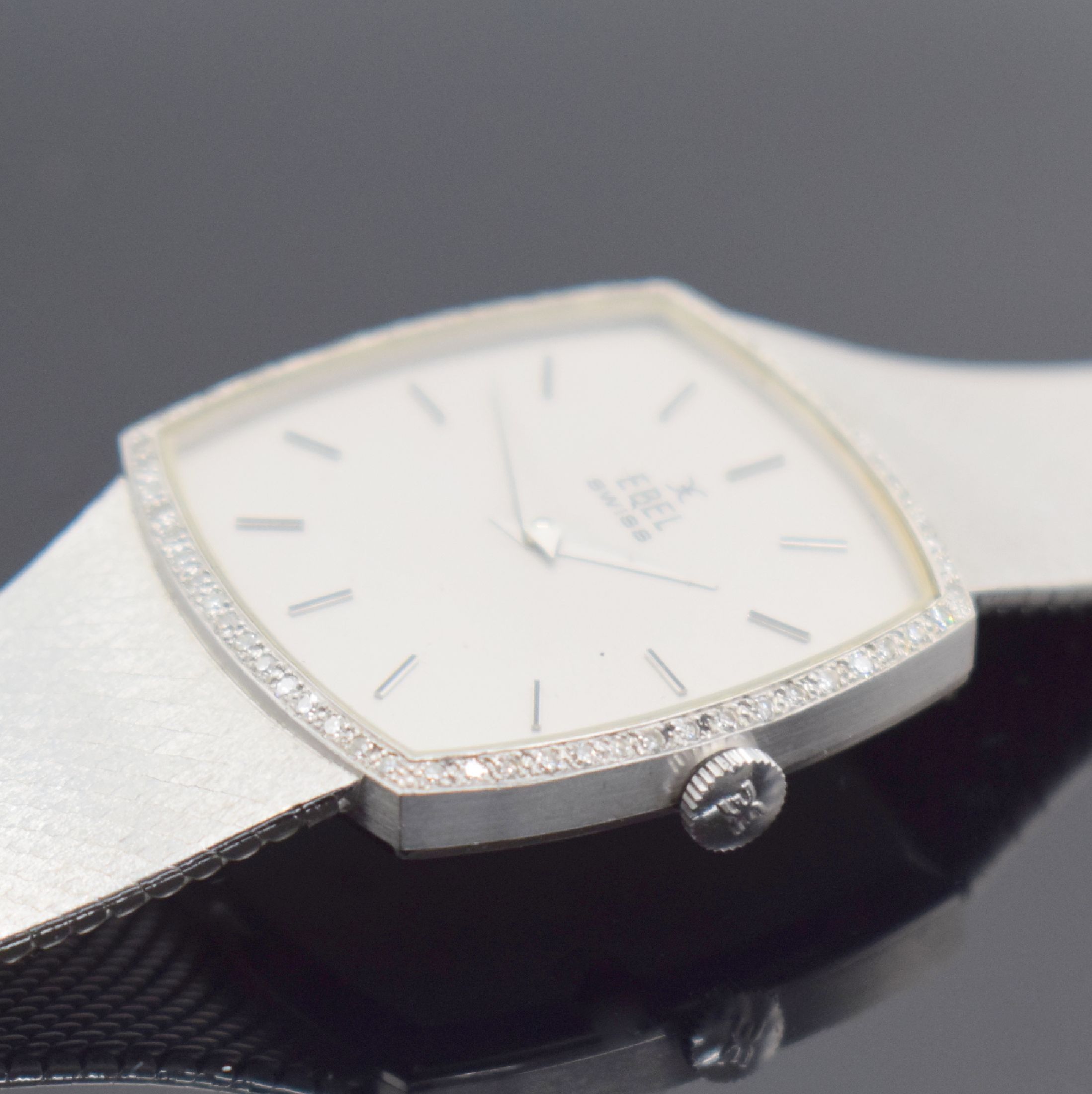 Detail d: EBEL Herrenarmbanduhr in WG 750/000 Referenz 8107 B, Schweiz um 1975, Handaufzug, 2-teil. Geh., Boden aufgedr., Lünette m. Diamanten bes., silb. ...
