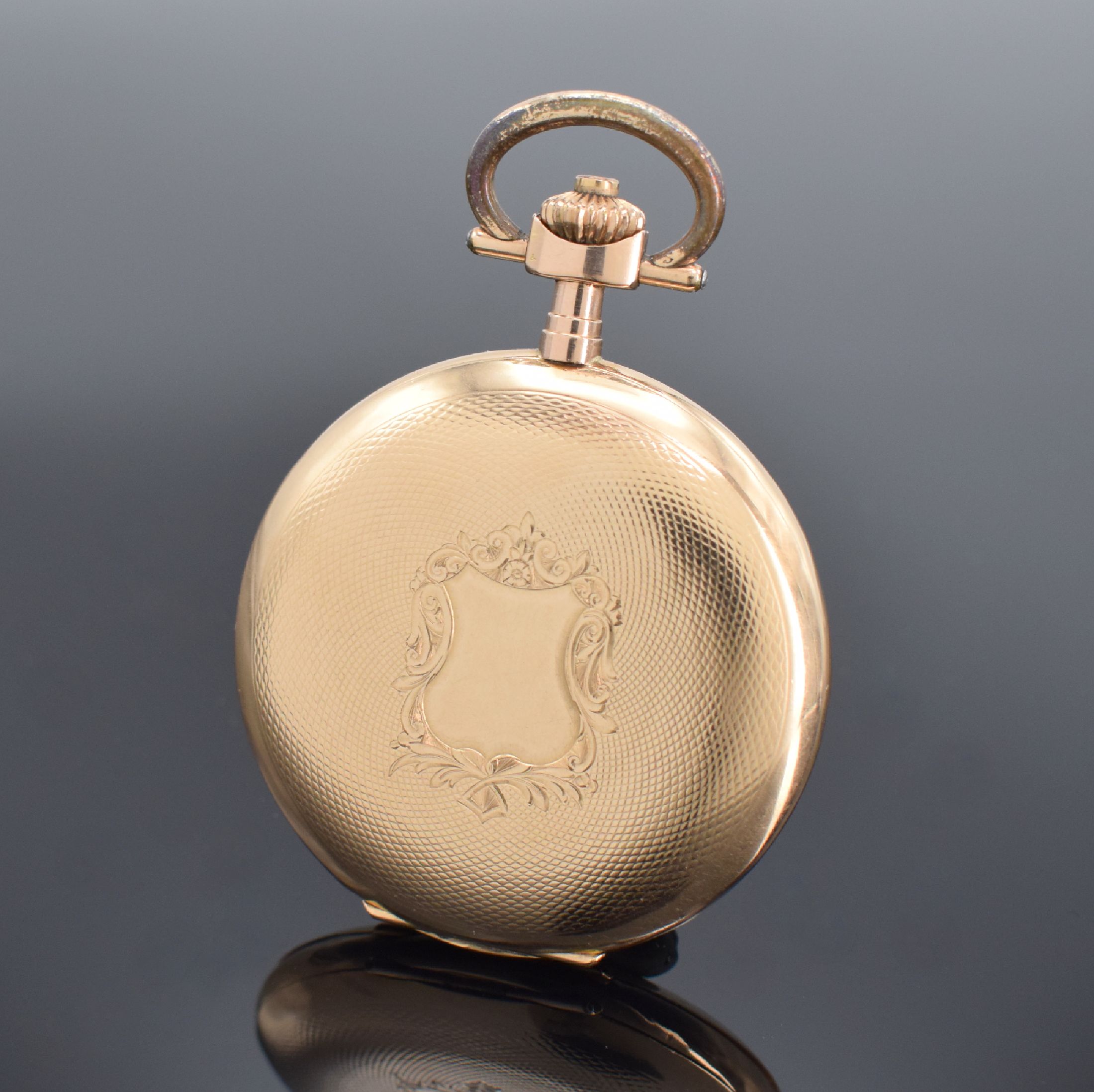 Detail b: Savonette Herrentaschenuhr in RG 585/000, Schweiz um 1900, guill. 3-Deckel Goldgeh. dell., Emailzifferbl. m. arab. Zahlen riss., gold. Zeiger, verg. ...