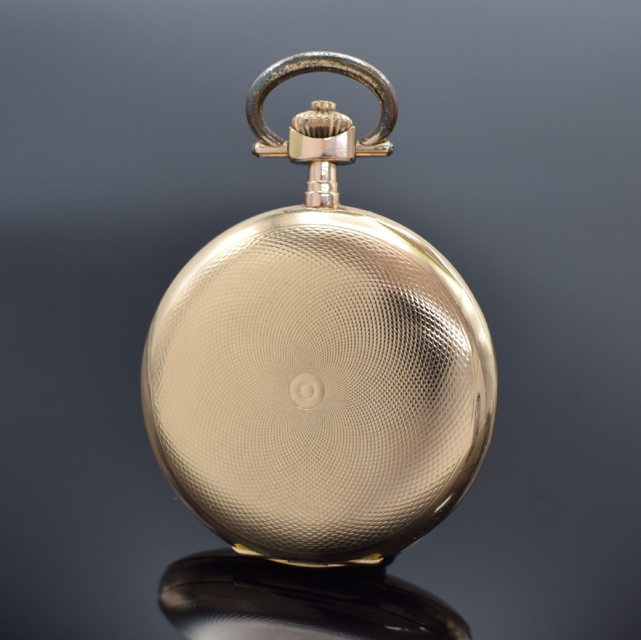 Detail c: Savonette Herrentaschenuhr in RG 585/000, Schweiz um 1900, guill. 3-Deckel Goldgeh. dell., Emailzifferbl. m. arab. Zahlen riss., gold. Zeiger, verg. ...