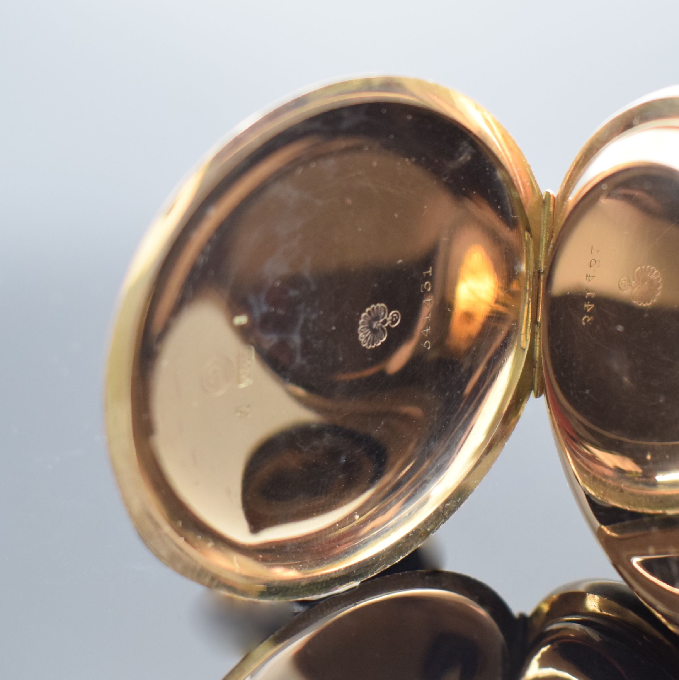 Detail d: Savonette Herrentaschenuhr in RG 585/000, Schweiz um 1900, guill. 3-Deckel Goldgeh. dell., Emailzifferbl. m. arab. Zahlen riss., gold. Zeiger, verg. ...