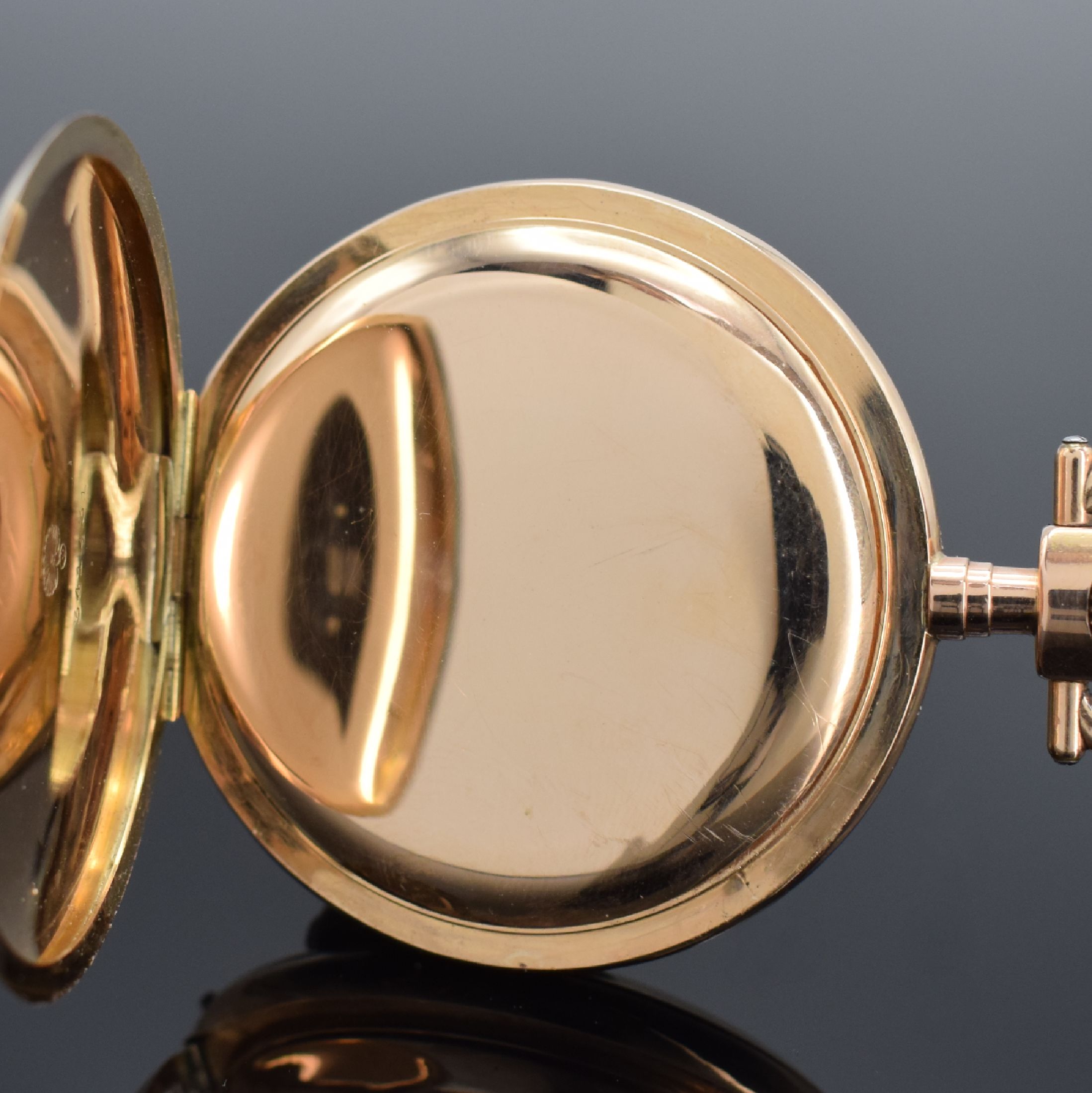 Detail e: Savonette Herrentaschenuhr in RG 585/000, Schweiz um 1900, guill. 3-Deckel Goldgeh. dell., Emailzifferbl. m. arab. Zahlen riss., gold. Zeiger, verg. ...
