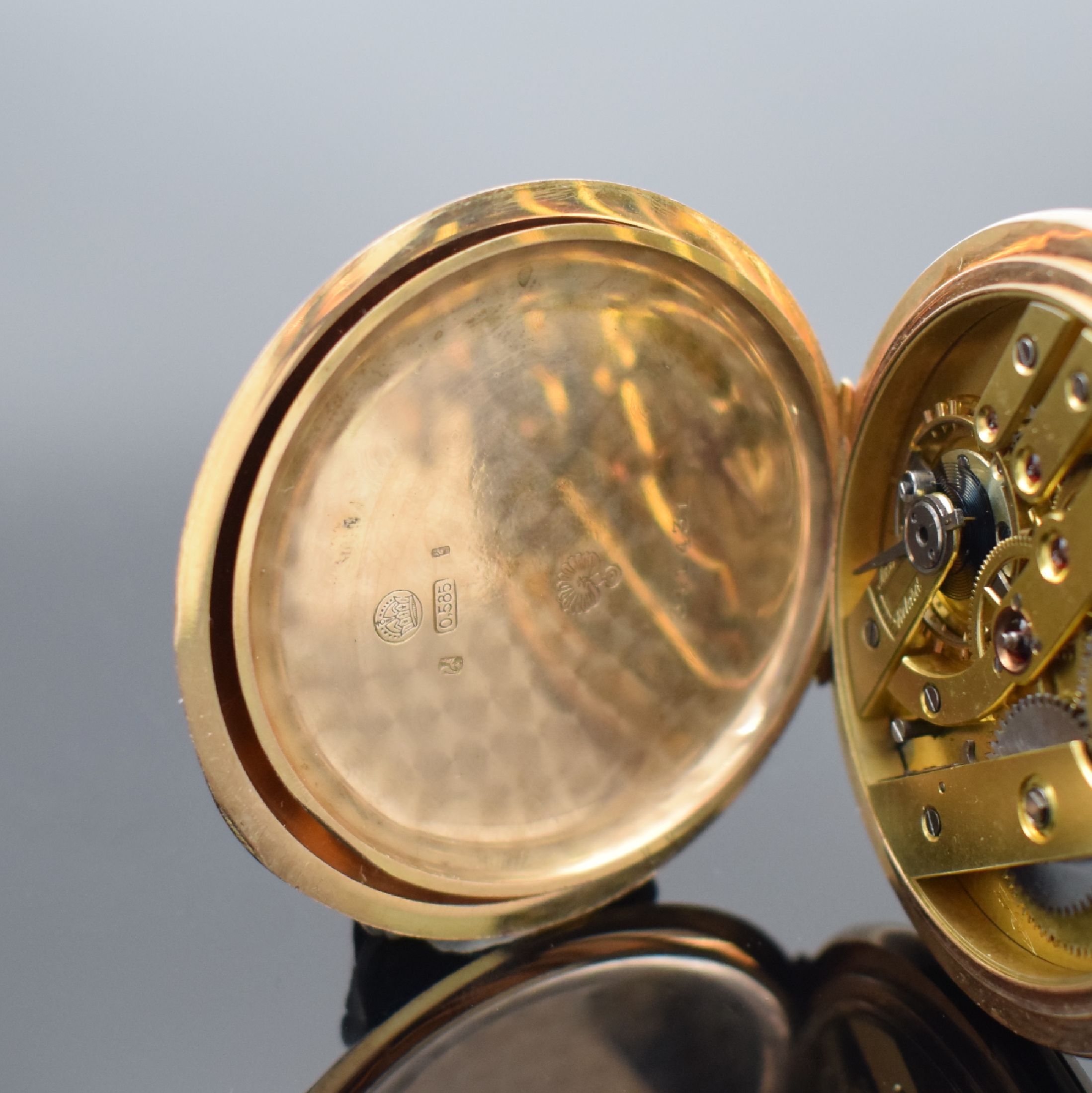Detail f: Savonette Herrentaschenuhr in RG 585/000, Schweiz um 1900, guill. 3-Deckel Goldgeh. dell., Emailzifferbl. m. arab. Zahlen riss., gold. Zeiger, verg. ...