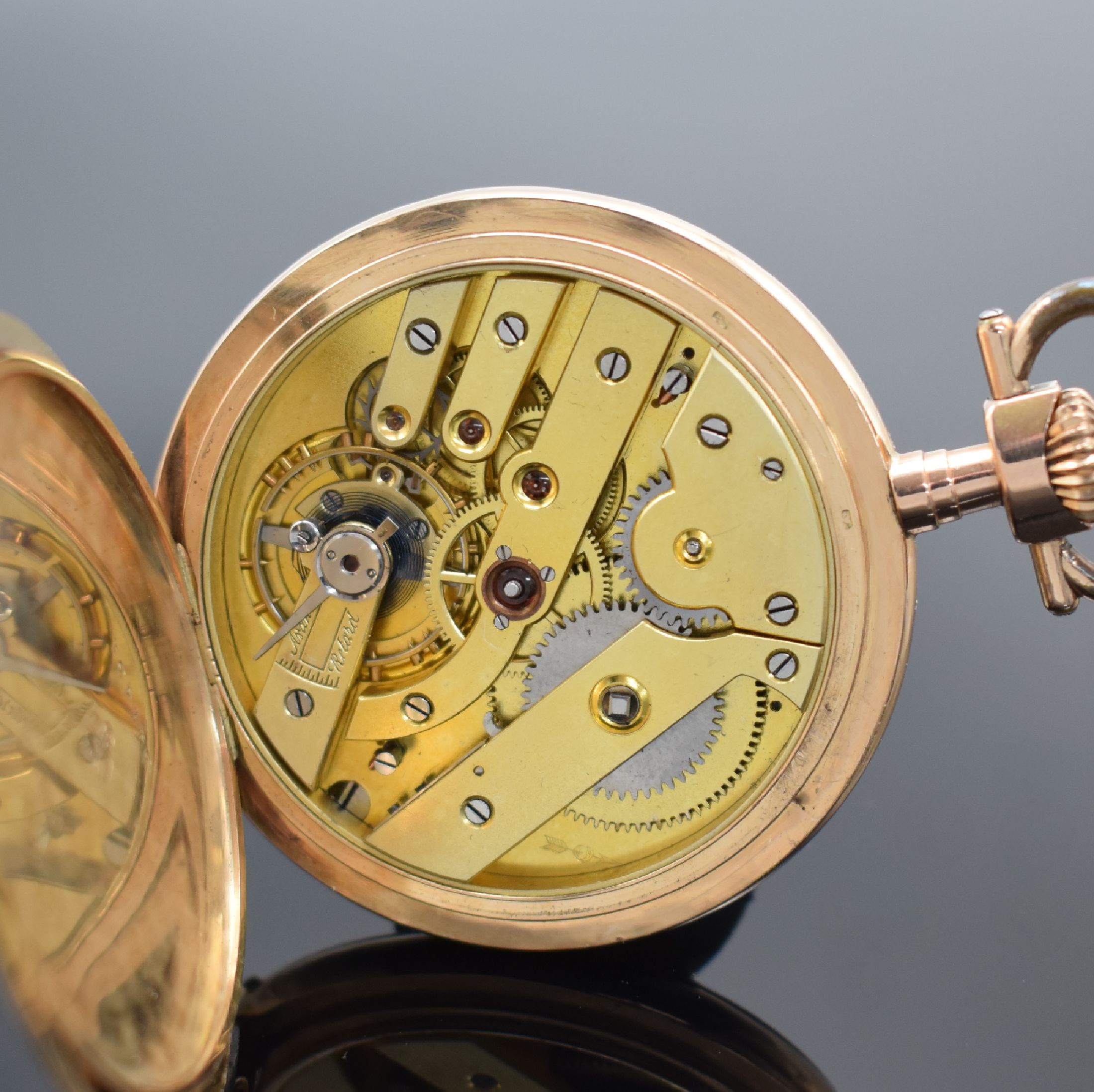 Detail g: Savonette Herrentaschenuhr in RG 585/000, Schweiz um 1900, guill. 3-Deckel Goldgeh. dell., Emailzifferbl. m. arab. Zahlen riss., gold. Zeiger, verg. ...