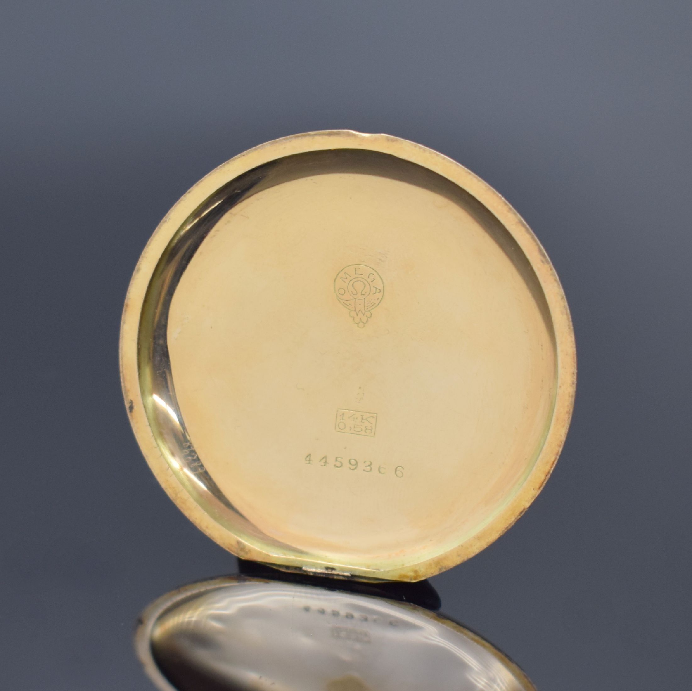 Detail a: OMEGA Savonette in RG 585/000, Schweiz um 1915, 3-Deckel Goldgeh., Sprungdeckel lose (abgebr.), Emailzifferbl. m. arab. Zahlen, gebl. Birnenzeiger, ...