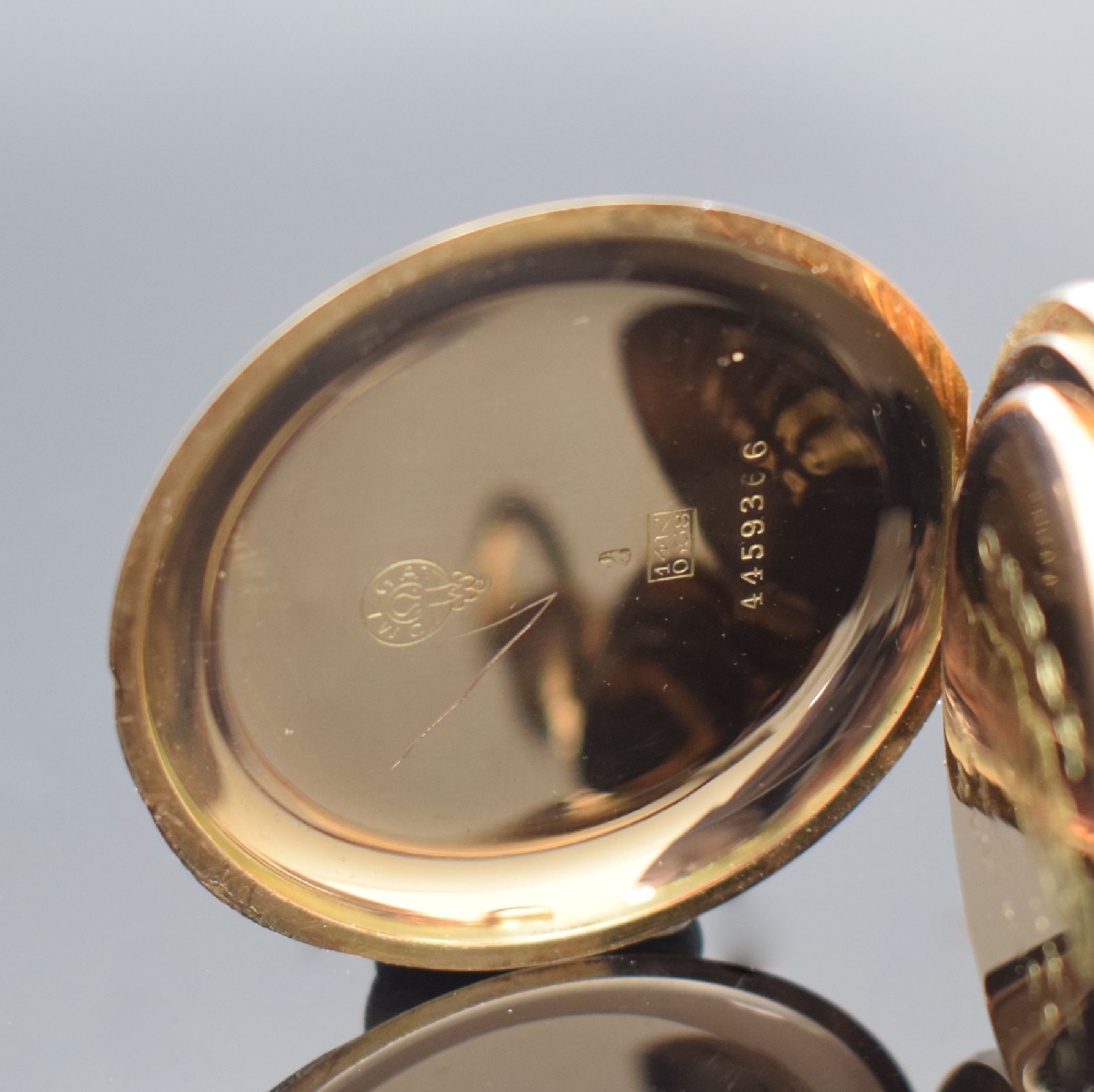Detail d: OMEGA Savonette in RG 585/000, Schweiz um 1915, 3-Deckel Goldgeh., Sprungdeckel lose (abgebr.), Emailzifferbl. m. arab. Zahlen, gebl. Birnenzeiger, ...