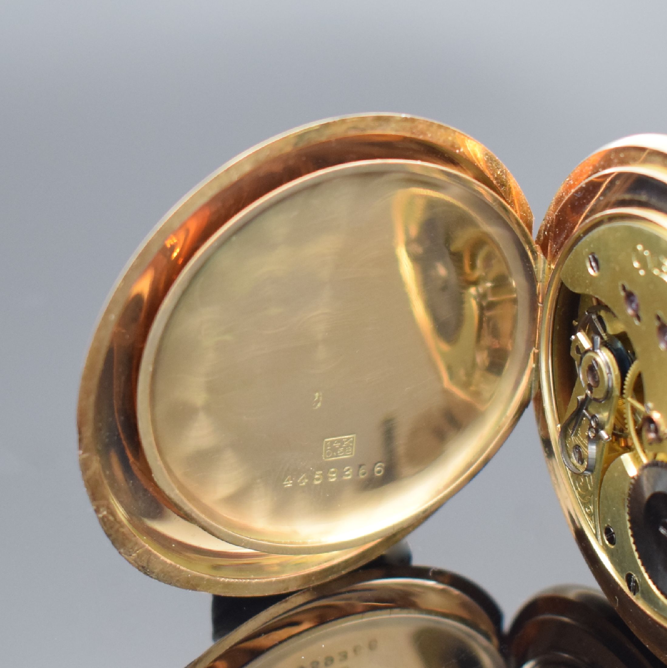 Detail f: OMEGA Savonette in RG 585/000, Schweiz um 1915, 3-Deckel Goldgeh., Sprungdeckel lose (abgebr.), Emailzifferbl. m. arab. Zahlen, gebl. Birnenzeiger, ...