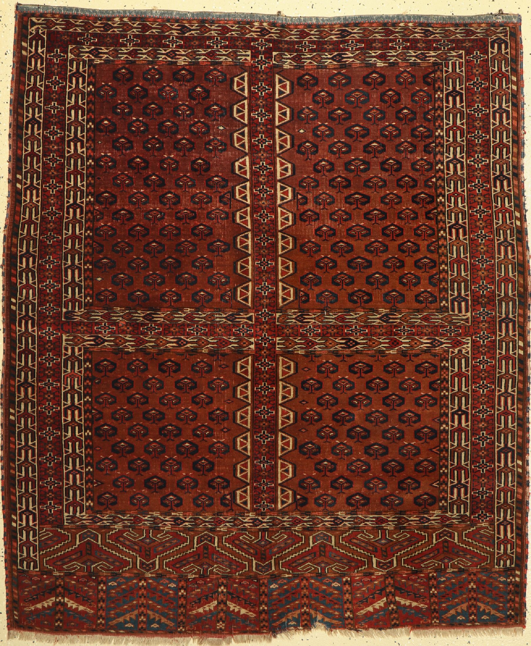Yomud Engsi antik, Turkmenistan, 19.Jhd, Wolle auf Wolle, ca. 170 x 144 cm, EHZ:(Alters-und Gebrauchsspuren), leicht beschädigt.