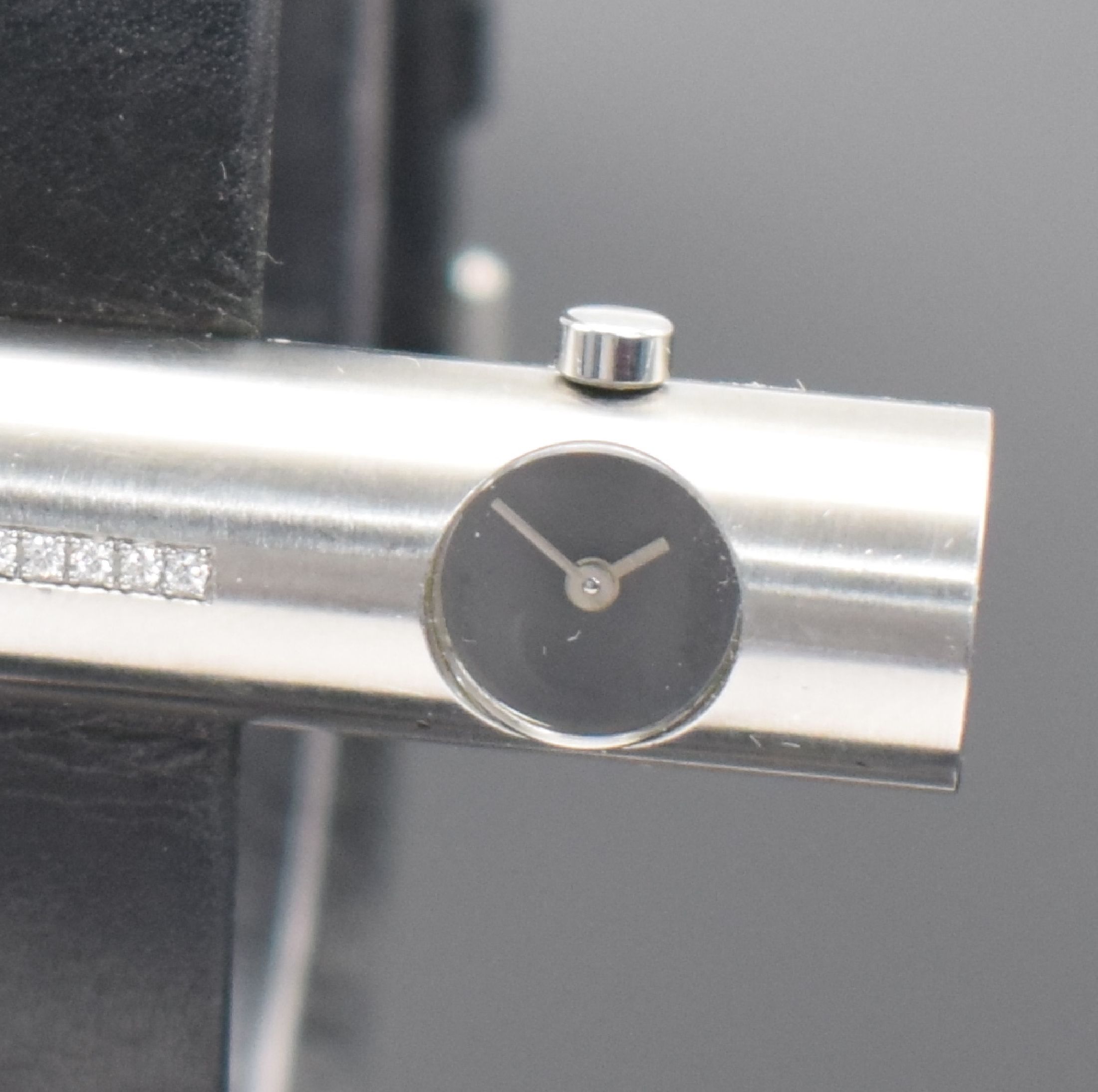 Detail a: MILUS Tribu ausgefallene Damenarmbanduhr designed von Paul Junod, Schweiz um 1995, quarz, mit Brillanten bes. Edelstahlgeh. inkl. orig. Lederband, ...