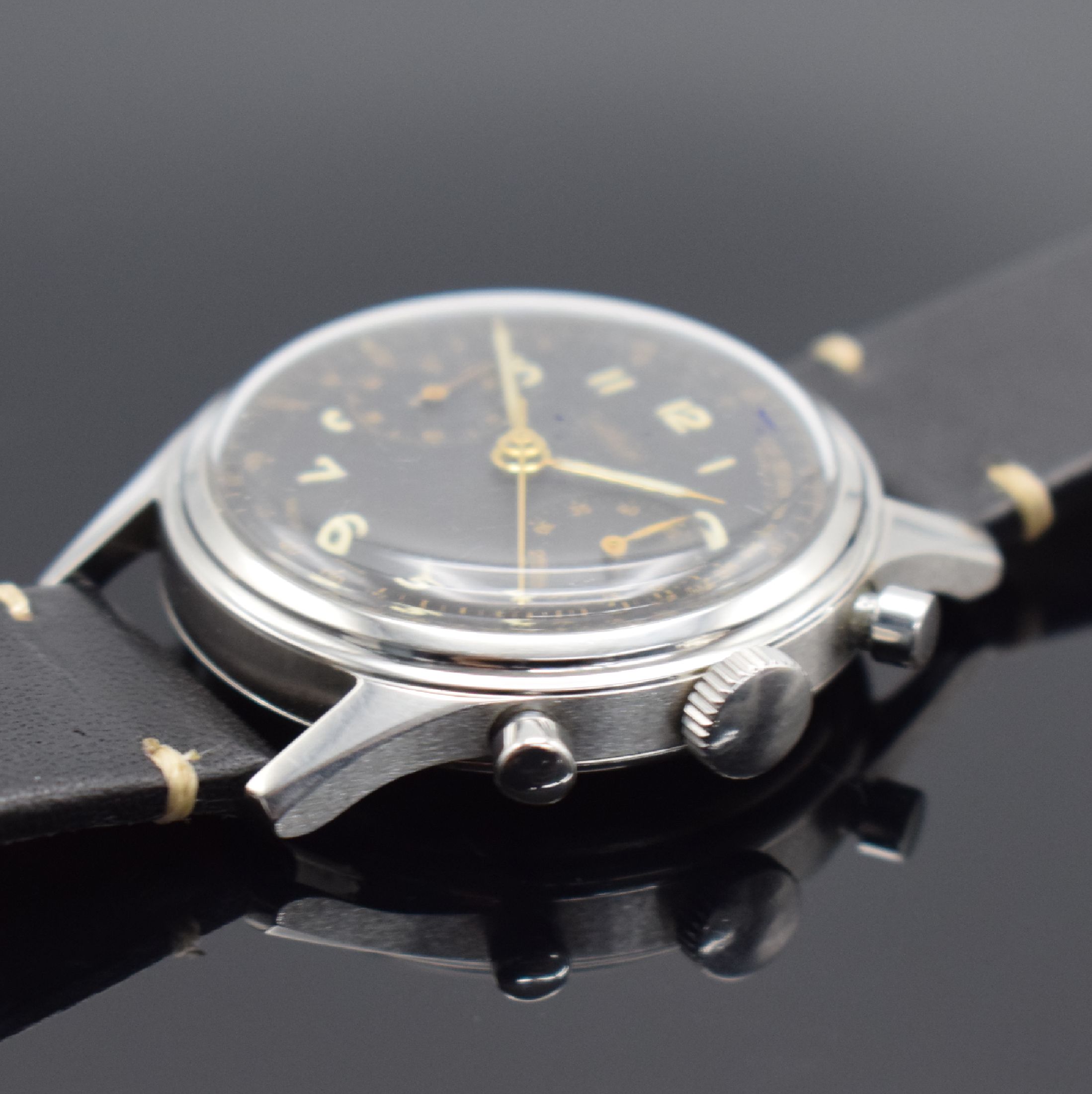 Detail b: ANGELUS Herrenchronograph mit Schaltrad in Stahl, Schweiz um 1945, Handaufzug, Boden aufgedr., schwarzes Zifferbl. rest., arab. Leuchtzahlen, ...