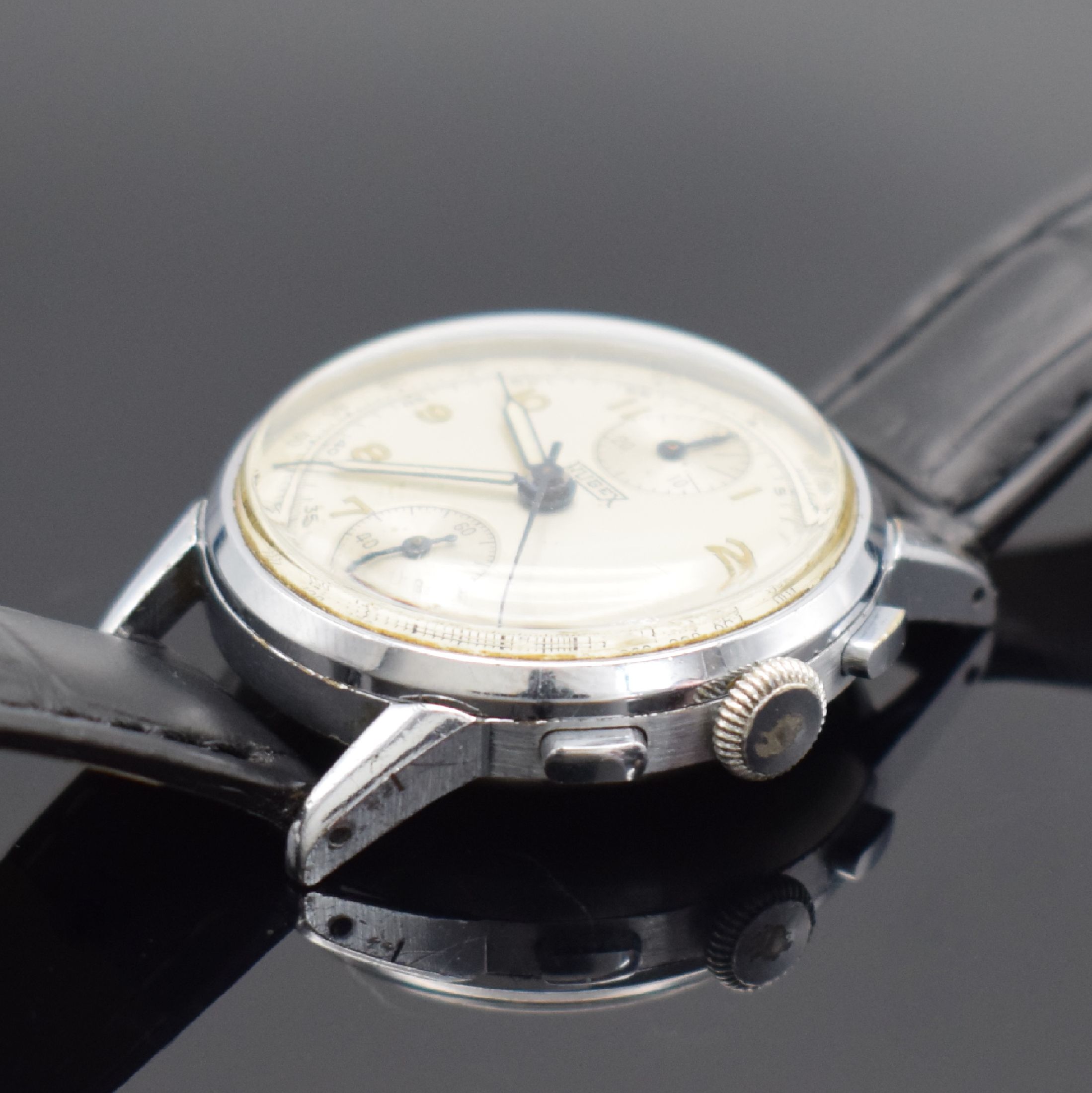 Detail b: HUGEX Herrenchronograph mit Schaltrad, Schweiz um 1950, Handaufzug, verchr. Geh., Stahlboden aufgedr., silb. Zifferbl. fl., arab. Leuchtzahlen, gebl. ...