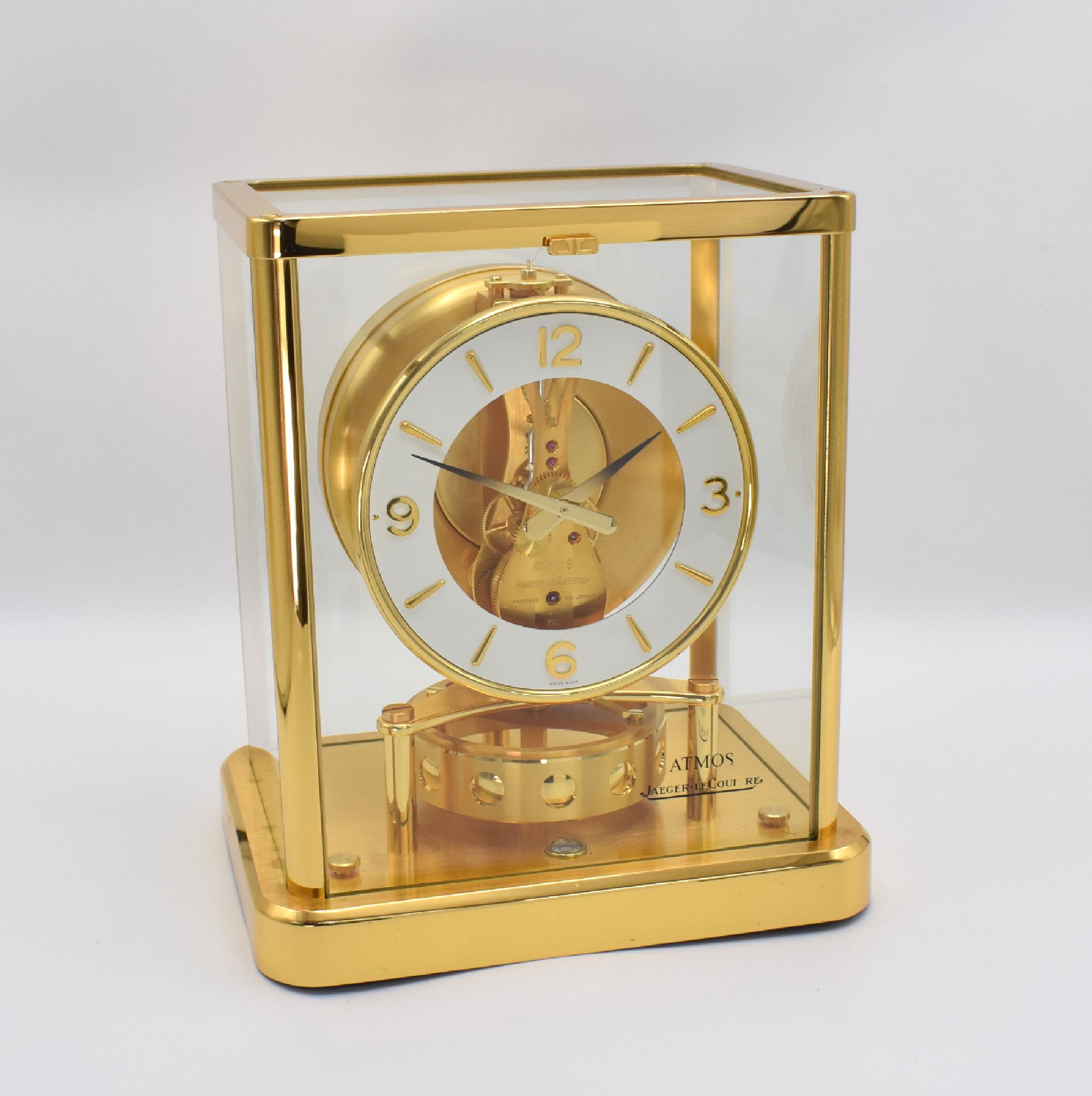 Jaeger-LeCoultre Atmos Classic, Schweiz um 1990, verg. 5-seitig vergl. Geh., Drucktüre vorn zu öffnen, weißer Ziffernring, aufges. gold. Indizes & ...