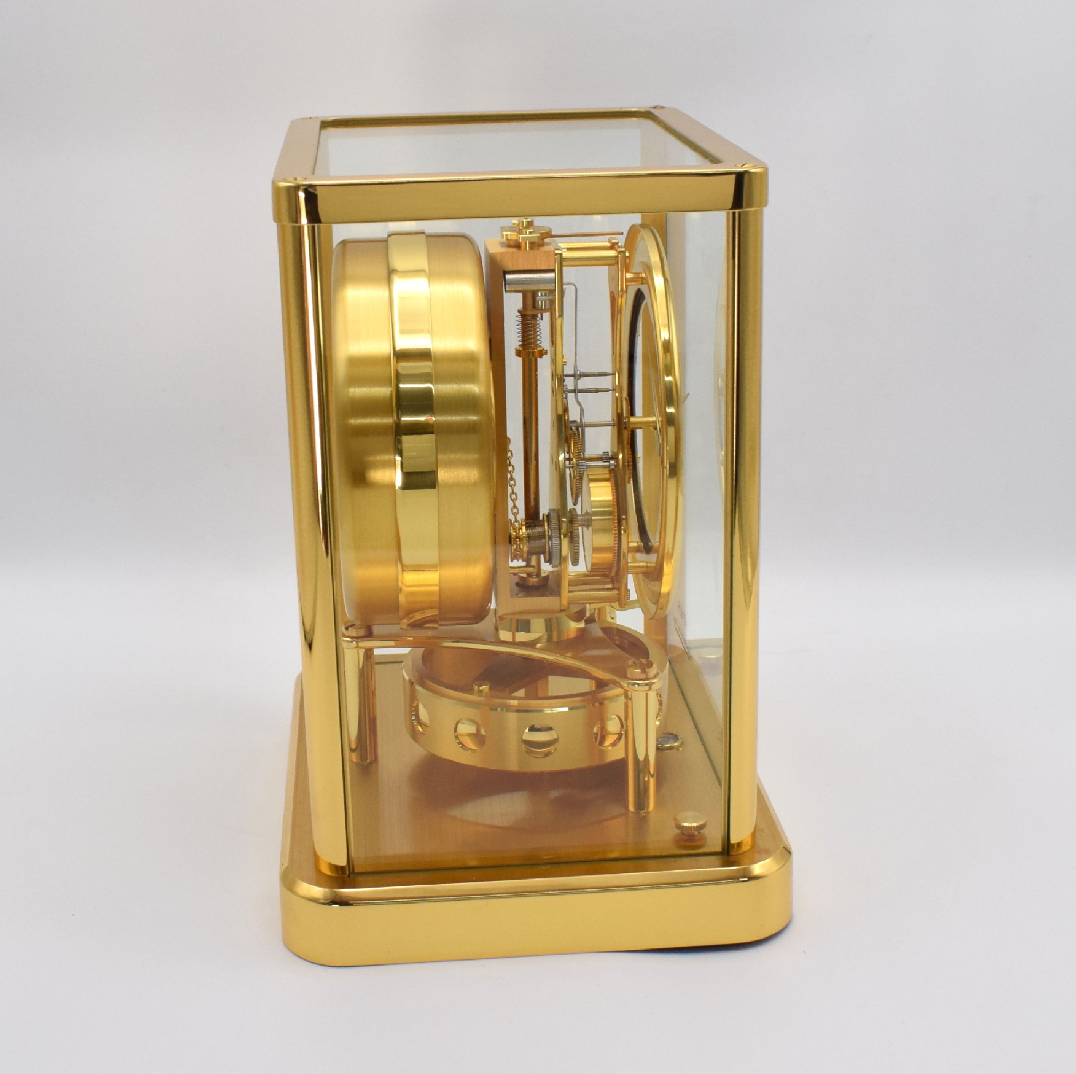 Detail a: Jaeger-LeCoultre Atmos Classic, Schweiz um 1990, verg. 5-seitig vergl. Geh., Drucktüre vorn zu öffnen, weißer Ziffernring, aufges. gold. Indizes & ...