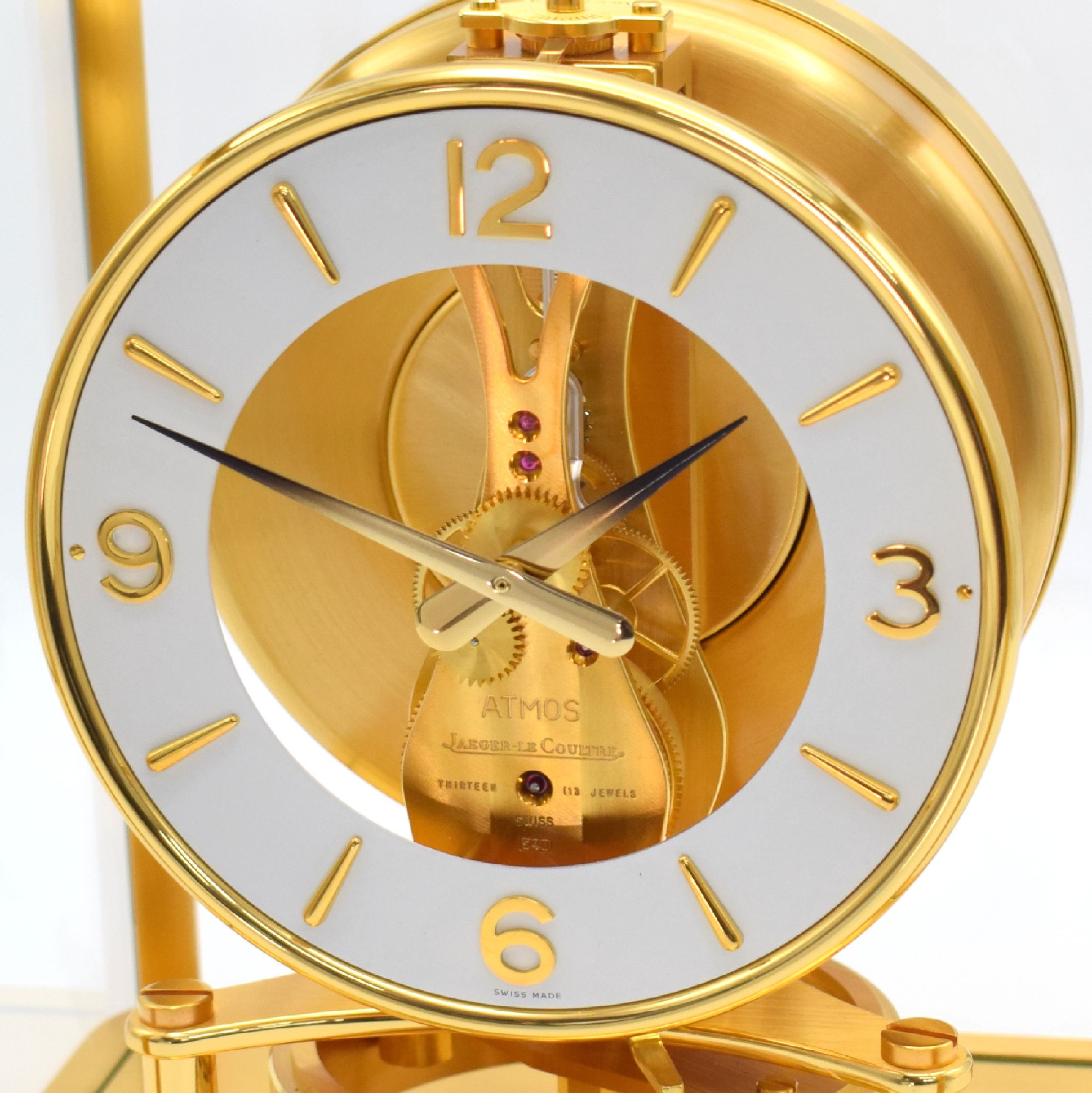 Detail d: Jaeger-LeCoultre Atmos Classic, Schweiz um 1990, verg. 5-seitig vergl. Geh., Drucktüre vorn zu öffnen, weißer Ziffernring, aufges. gold. Indizes & ...