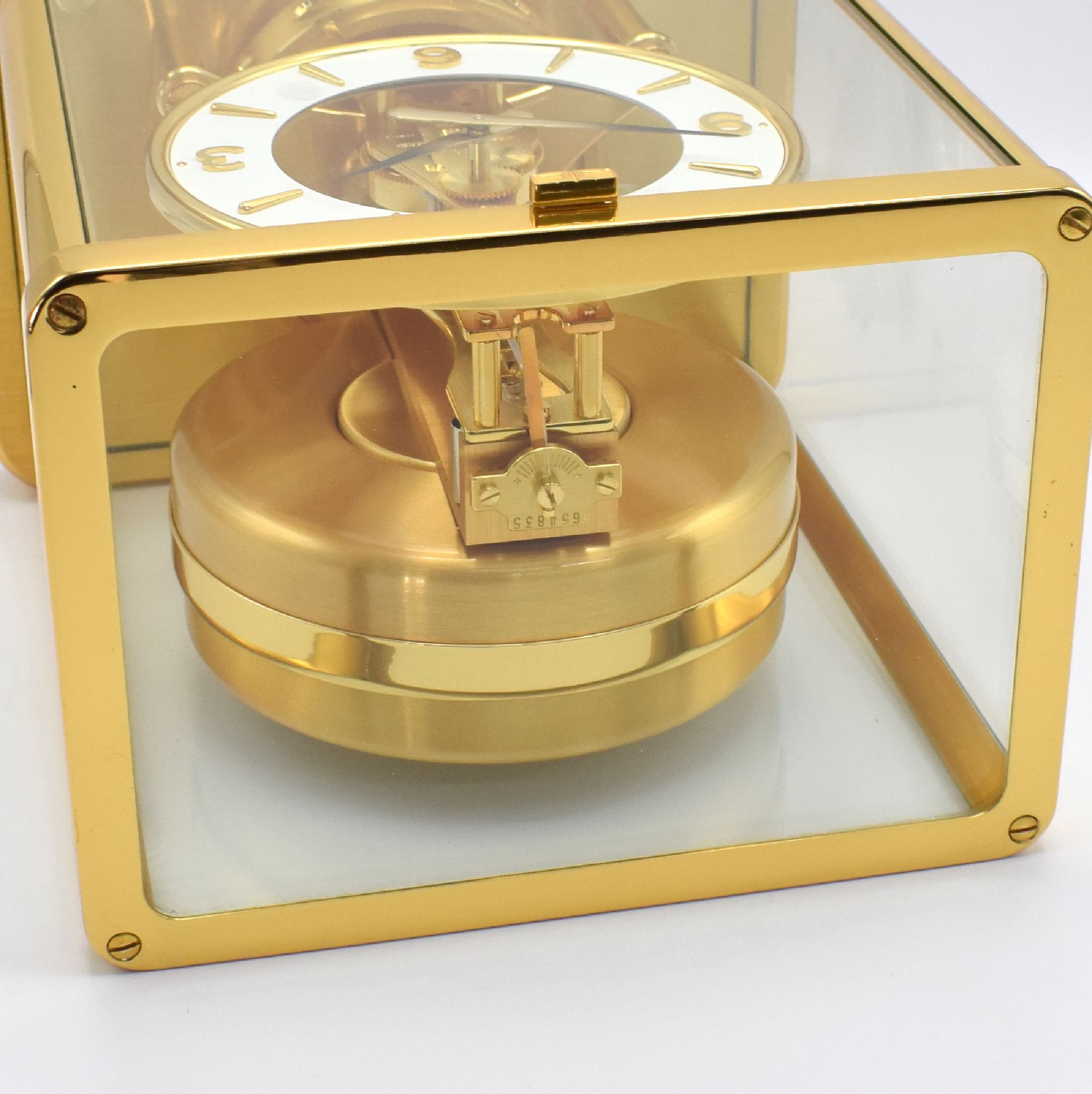 Detail f: Jaeger-LeCoultre Atmos Classic, Schweiz um 1990, verg. 5-seitig vergl. Geh., Drucktüre vorn zu öffnen, weißer Ziffernring, aufges. gold. Indizes & ...
