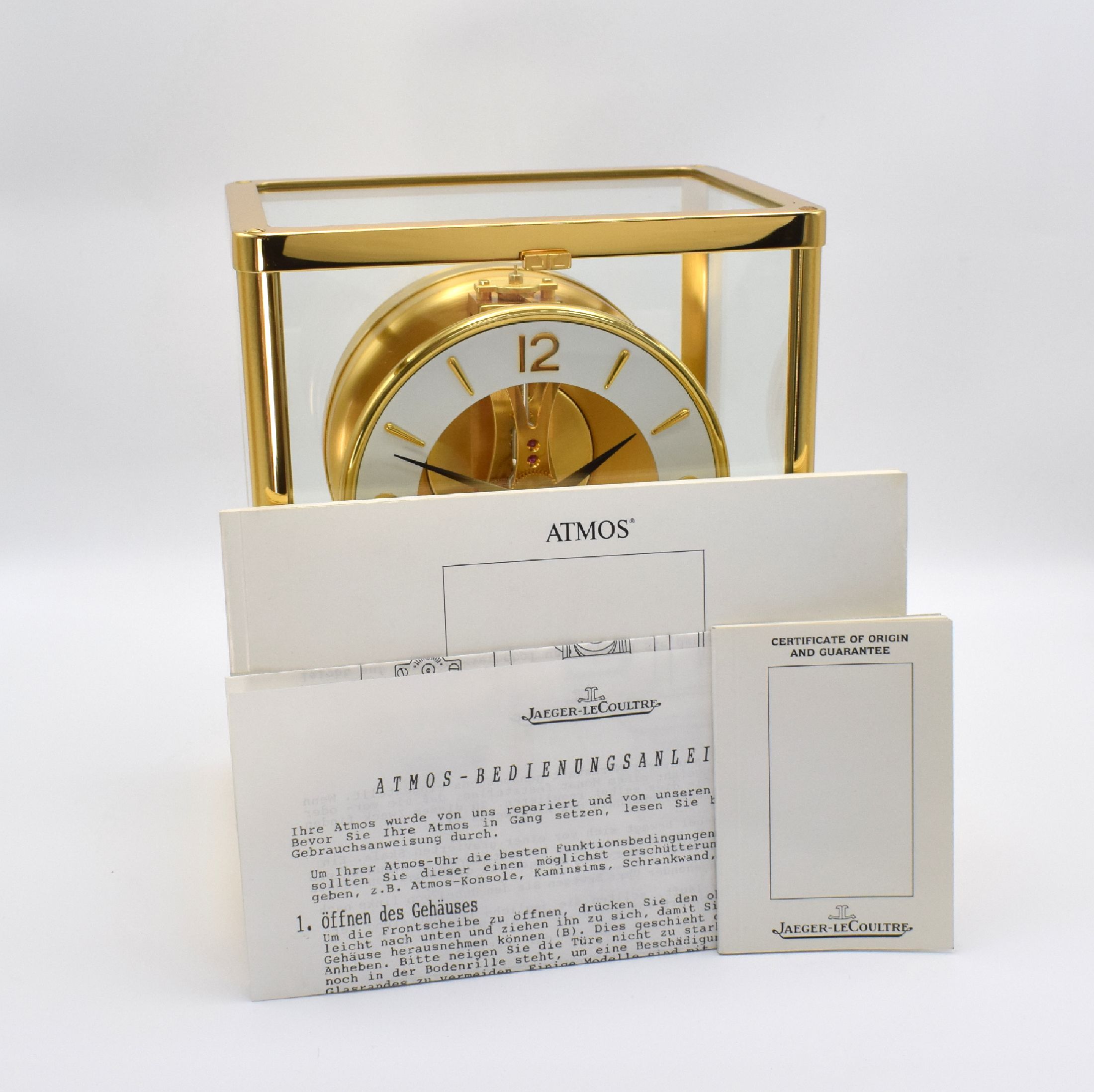 Detail g: Jaeger-LeCoultre Atmos Classic, Schweiz um 1990, verg. 5-seitig vergl. Geh., Drucktüre vorn zu öffnen, weißer Ziffernring, aufges. gold. Indizes & ...
