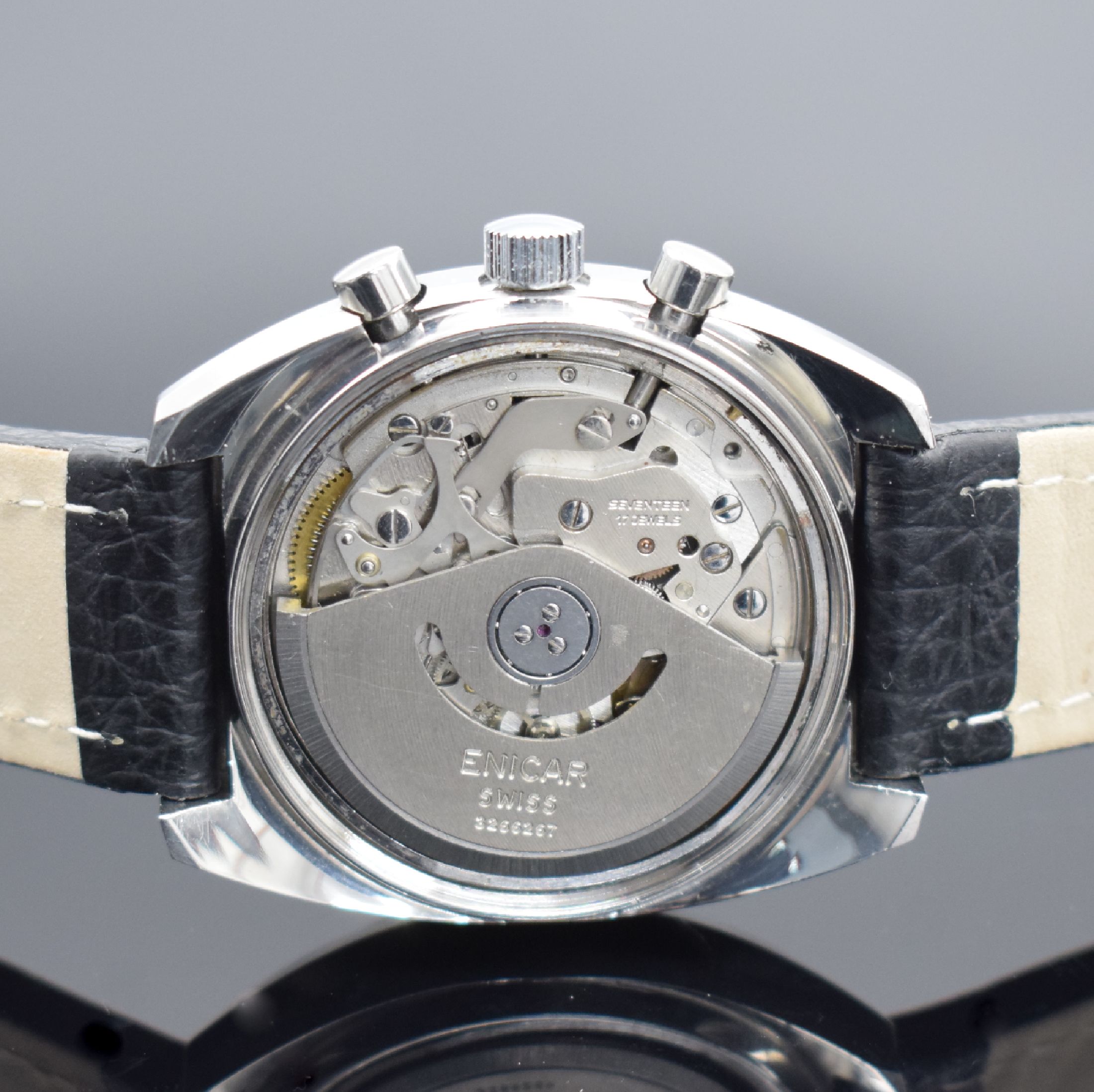 Detail d: ENICAR Grapho-Matic Herrenarmbanduhr mit Chronograph in Stahl, Schweiz 1970er Jahre, Automatik, Boden verschr., blaues Zifferbl. m. aufges. ...