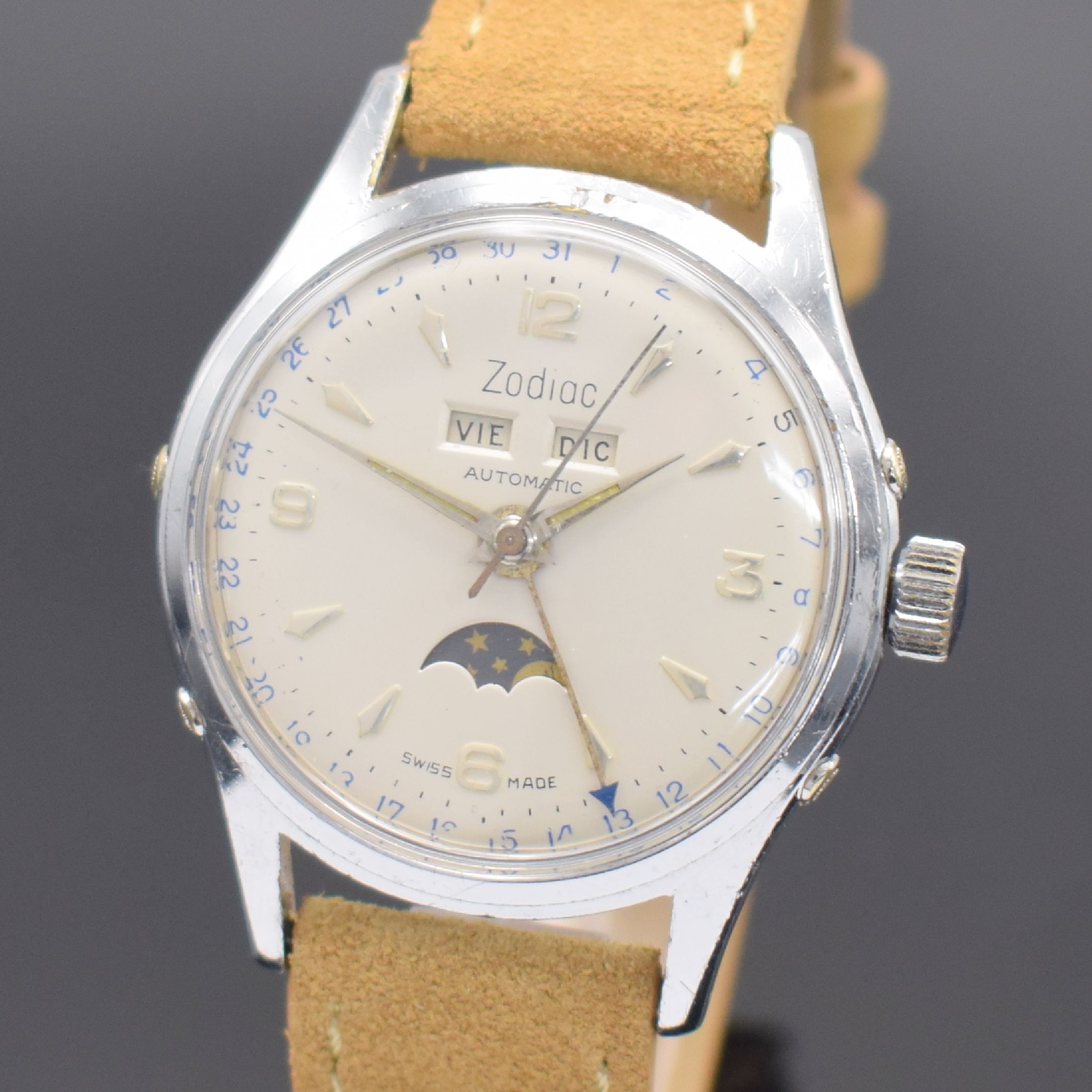 Detail a: Herrenarmbanduhr mit Vollkalender Kaliber Felsa 693, Schweiz um 1950, Automatik, verchr. Geh. m. verschr. Stahlboden, silb. Zifferbl. rest., silb. ...