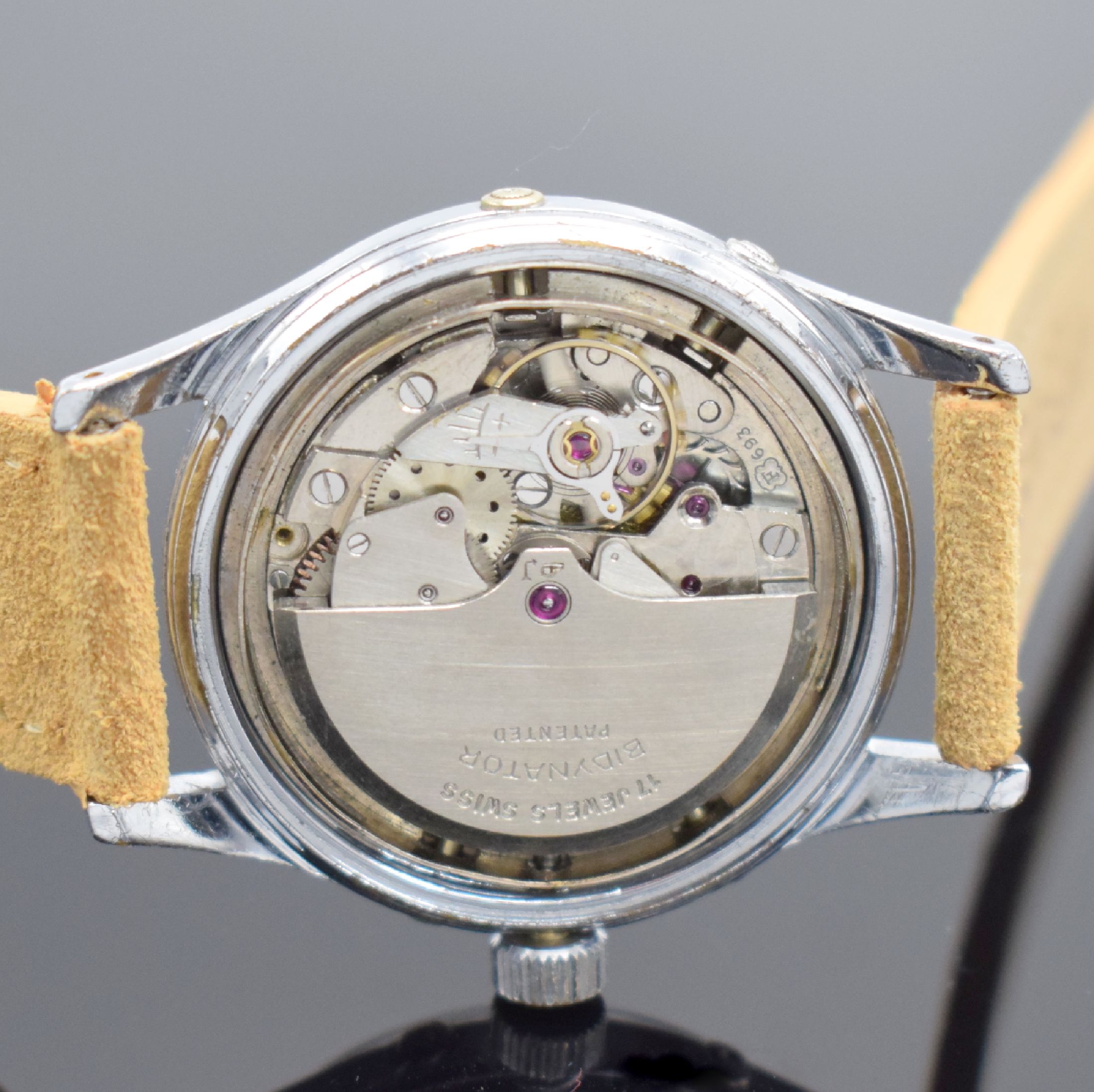 Detail d: Herrenarmbanduhr mit Vollkalender Kaliber Felsa 693, Schweiz um 1950, Automatik, verchr. Geh. m. verschr. Stahlboden, silb. Zifferbl. rest., silb. ...