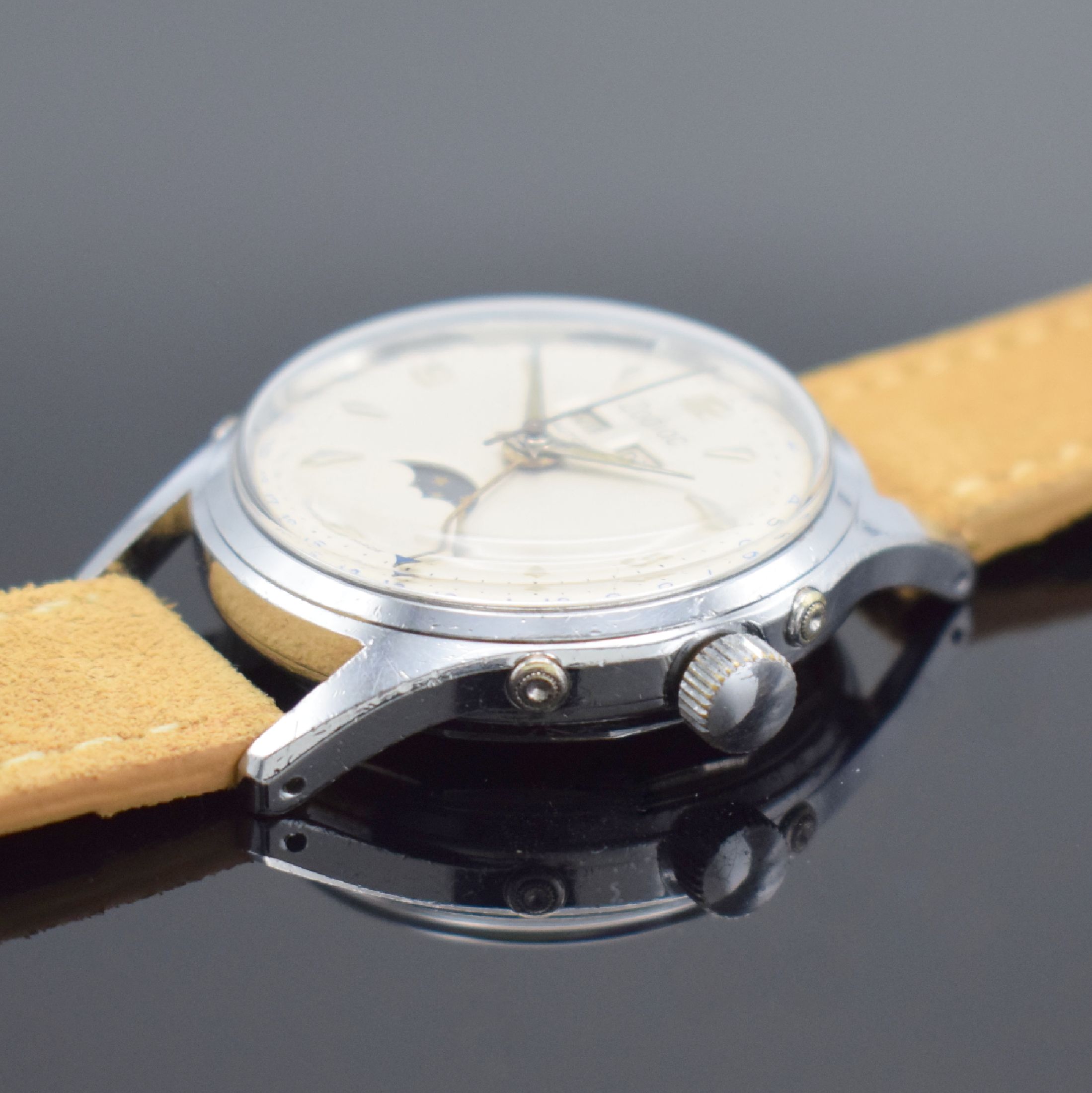 Detail e: Herrenarmbanduhr mit Vollkalender Kaliber Felsa 693, Schweiz um 1950, Automatik, verchr. Geh. m. verschr. Stahlboden, silb. Zifferbl. rest., silb. ...
