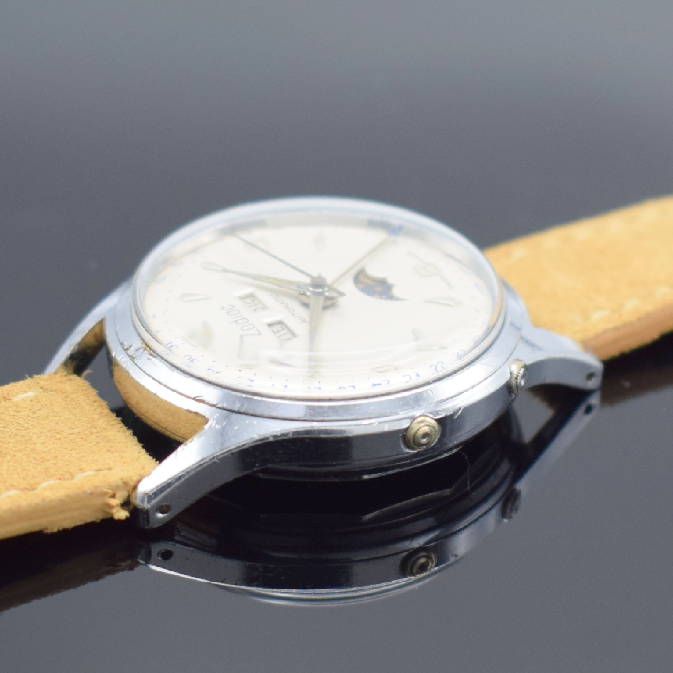 Detail f: Herrenarmbanduhr mit Vollkalender Kaliber Felsa 693, Schweiz um 1950, Automatik, verchr. Geh. m. verschr. Stahlboden, silb. Zifferbl. rest., silb. ...