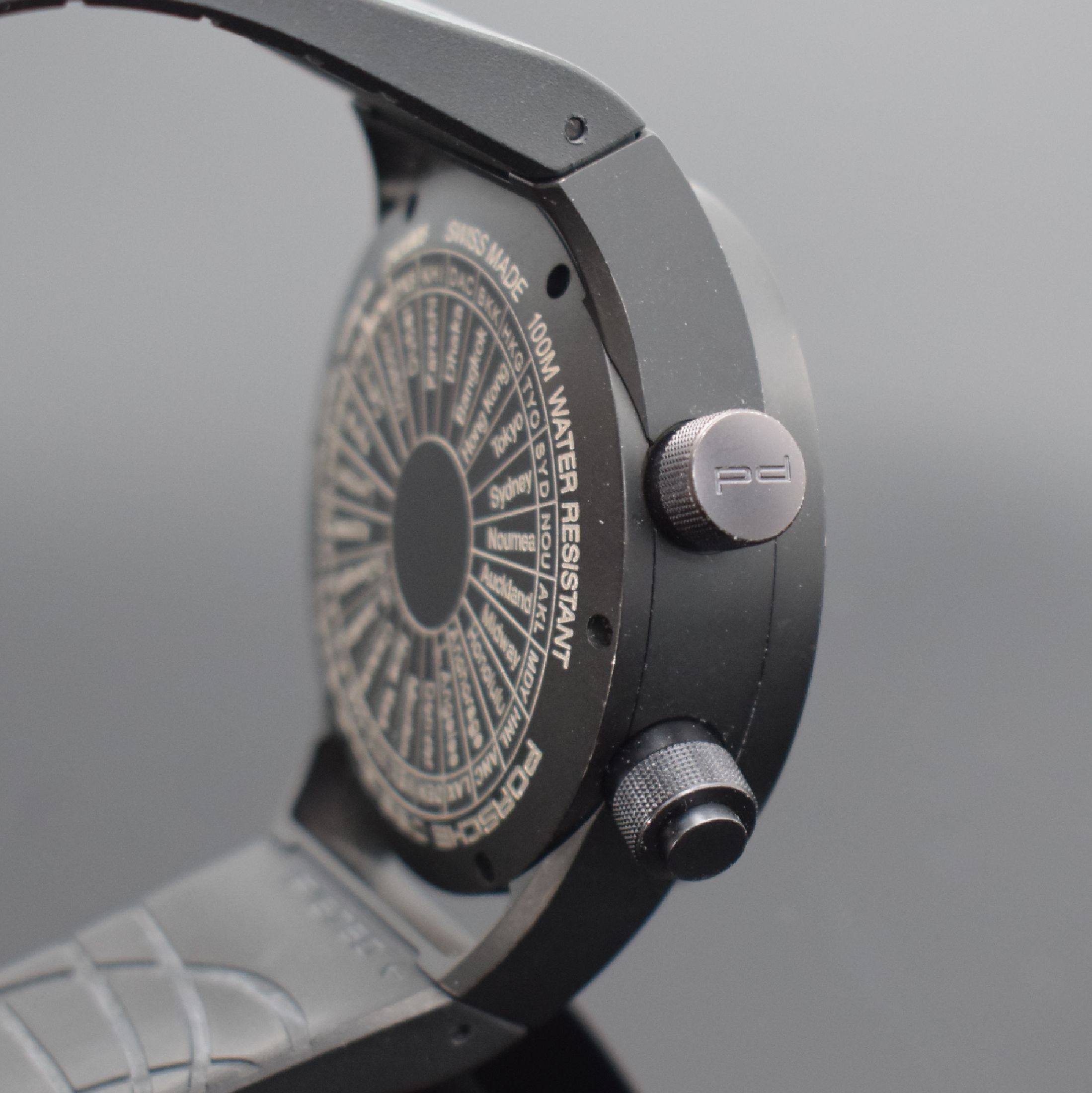 Detail c: PORSCHE DESIGN Worldtimer Herrenarmbanduhr Referenz P'6750, Schweiz verk. lt. beil. Pap. 08/2017, Automatik, PVD-Titangeh. inkl. orig. ...