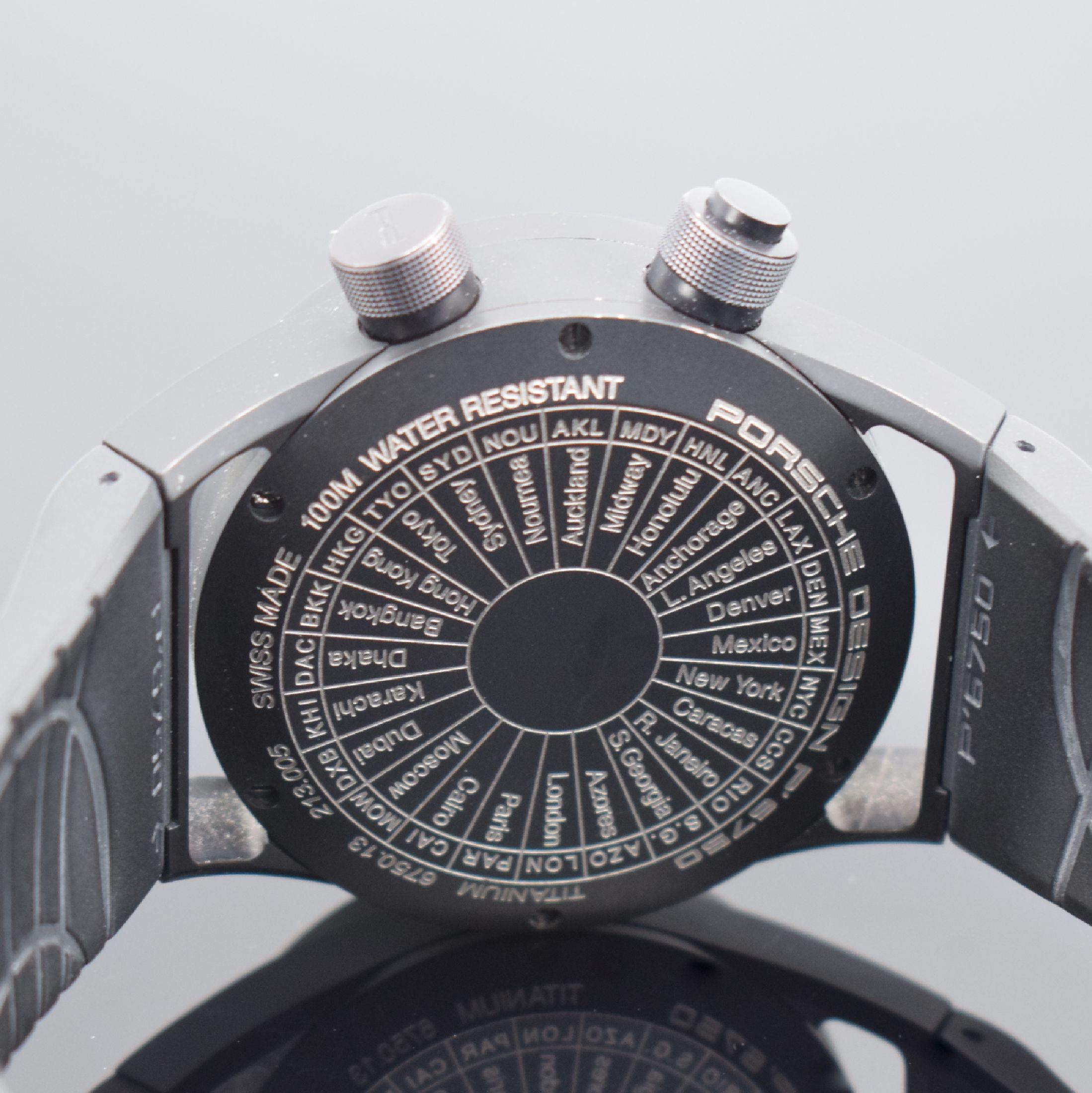 Detail d: PORSCHE DESIGN Worldtimer Herrenarmbanduhr Referenz P'6750, Schweiz verk. lt. beil. Pap. 08/2017, Automatik, PVD-Titangeh. inkl. orig. ...