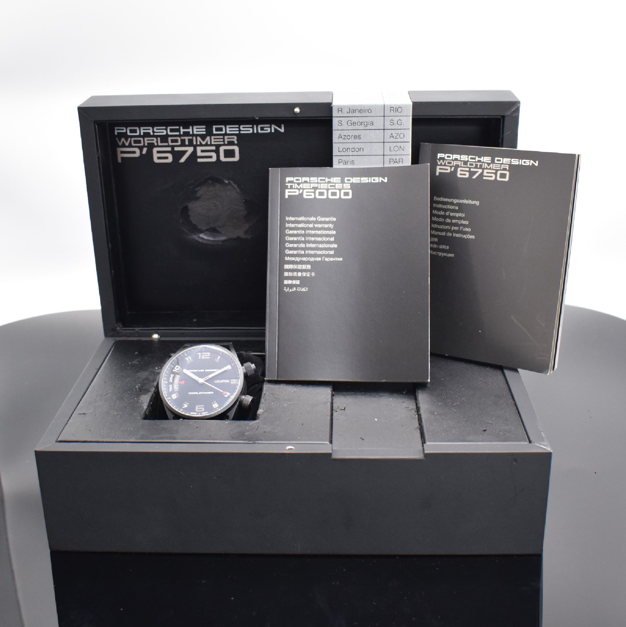 Detail e: PORSCHE DESIGN Worldtimer Herrenarmbanduhr Referenz P'6750, Schweiz verk. lt. beil. Pap. 08/2017, Automatik, PVD-Titangeh. inkl. orig. ...