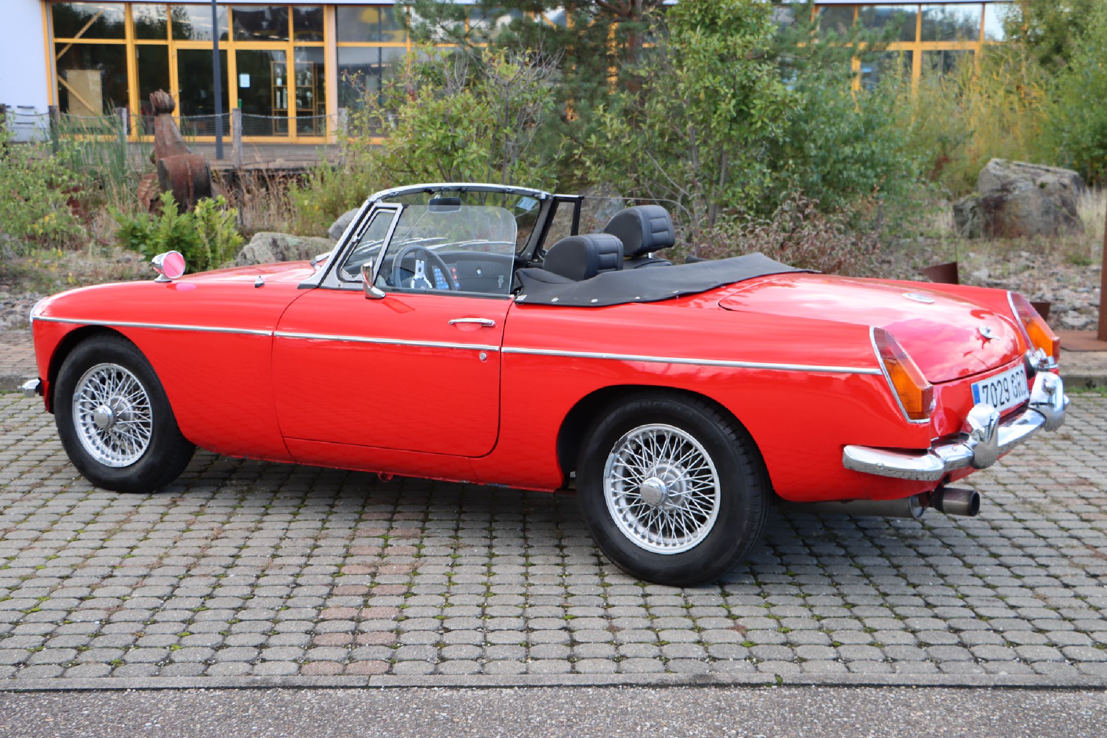 Detail b: MG MGB Roadster, EZ 11/1978, Fahrgestellnummer: GHN5UJ454432G, Laufleistung ca. 91.310 mls abgelesen, 70 kW/95 PS, Schaltgetriebe, Farbkombination ...