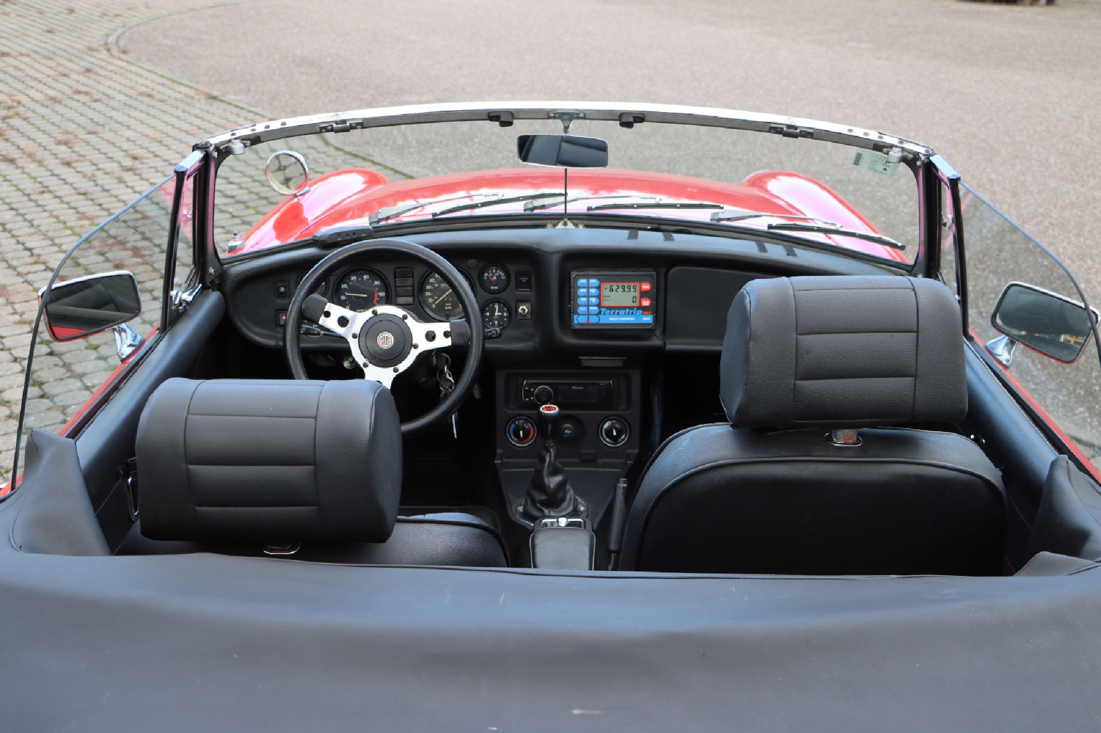 Detail d: MG MGB Roadster, EZ 11/1978, Fahrgestellnummer: GHN5UJ454432G, Laufleistung ca. 91.310 mls abgelesen, 70 kW/95 PS, Schaltgetriebe, Farbkombination ...