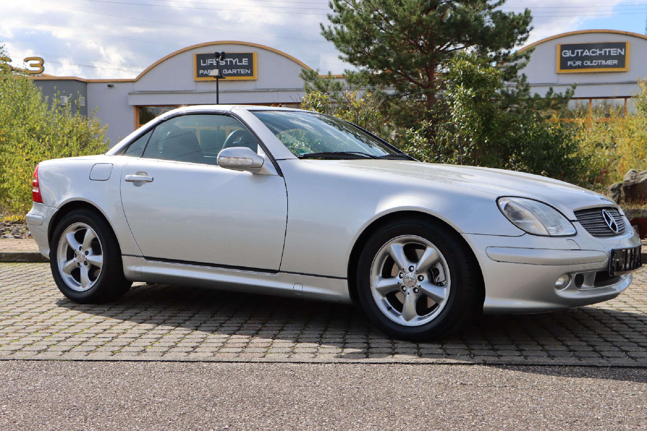 Mercedes-Benz SLK 320, EZ 07/2003, Fahrgestellnummer: WDB1704651F280832, Laufleistung ca. 76.000 km abgelesen, 160 kW/ 218 PS, Scheckheftgeplegt, ...
