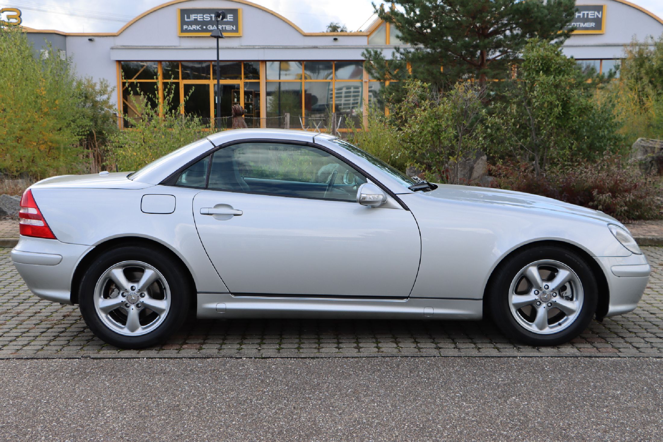 Detail a: Mercedes-Benz SLK 320, EZ 07/2003, Fahrgestellnummer: WDB1704651F280832, Laufleistung ca. 76.000 km abgelesen, 160 kW/ 218 PS, Scheckheftgeplegt, ...