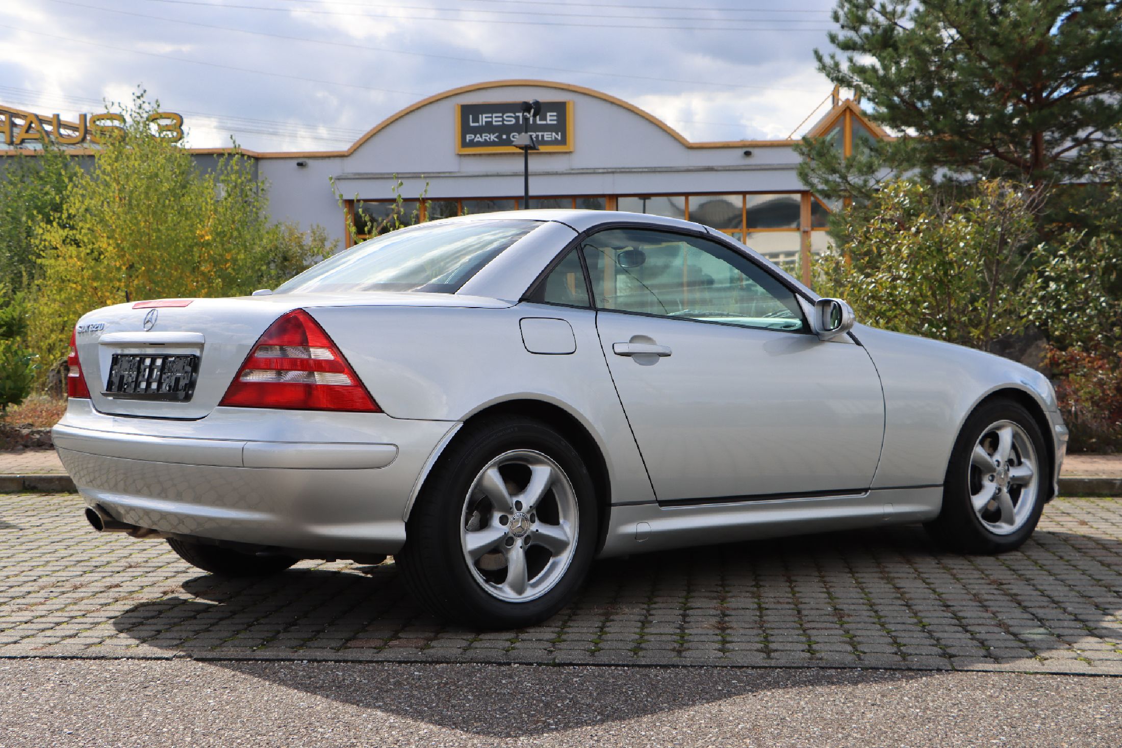Detail b: Mercedes-Benz SLK 320, EZ 07/2003, Fahrgestellnummer: WDB1704651F280832, Laufleistung ca. 76.000 km abgelesen, 160 kW/ 218 PS, Scheckheftgeplegt, ...