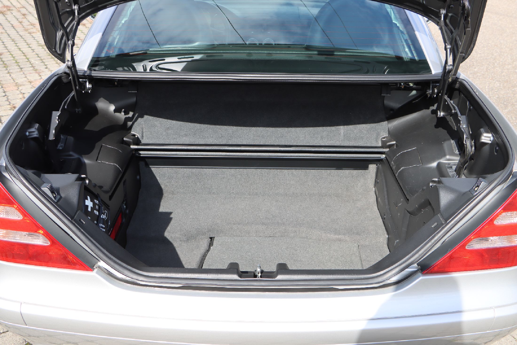 Detail c: Mercedes-Benz SLK 320, EZ 07/2003, Fahrgestellnummer: WDB1704651F280832, Laufleistung ca. 76.000 km abgelesen, 160 kW/ 218 PS, Scheckheftgeplegt, ...