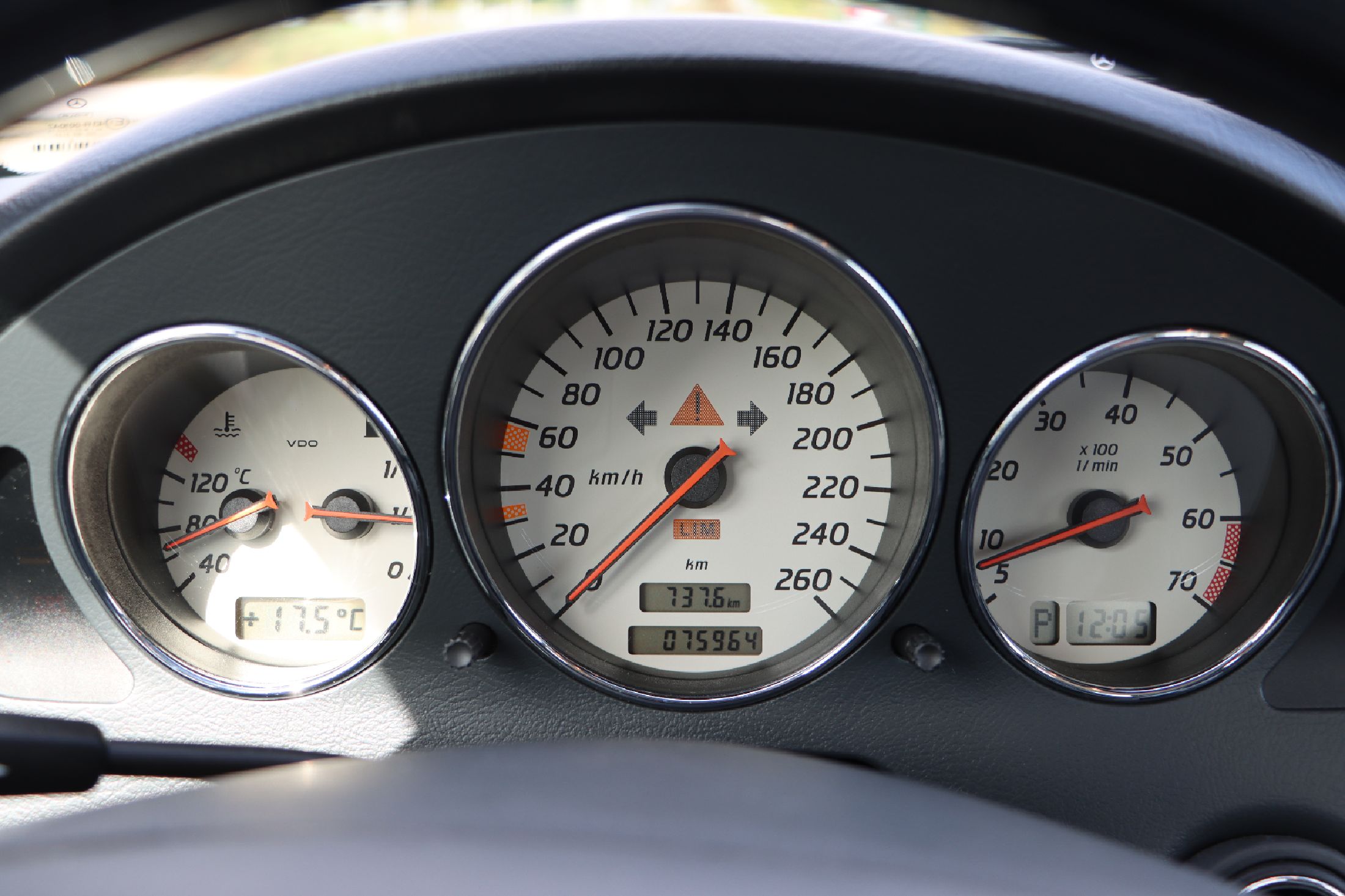 Detail e: Mercedes-Benz SLK 320, EZ 07/2003, Fahrgestellnummer: WDB1704651F280832, Laufleistung ca. 76.000 km abgelesen, 160 kW/ 218 PS, Scheckheftgeplegt, ...