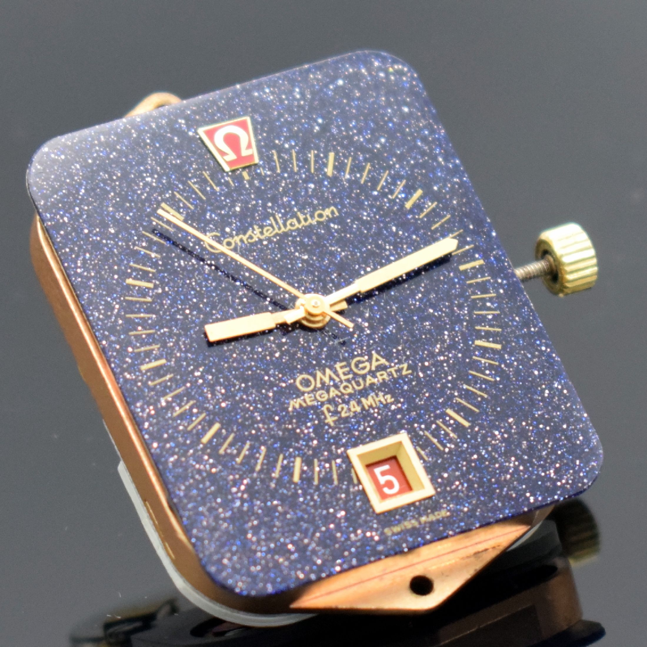 Detail d: OMEGA Constellation Megaquartz f 24 MHz Werk Kaliber 1510 mit Aventurin Zifferblatt, Schweiz um 1972, quartz, rotverg. Werk Kal. 1510, 13 St., ...