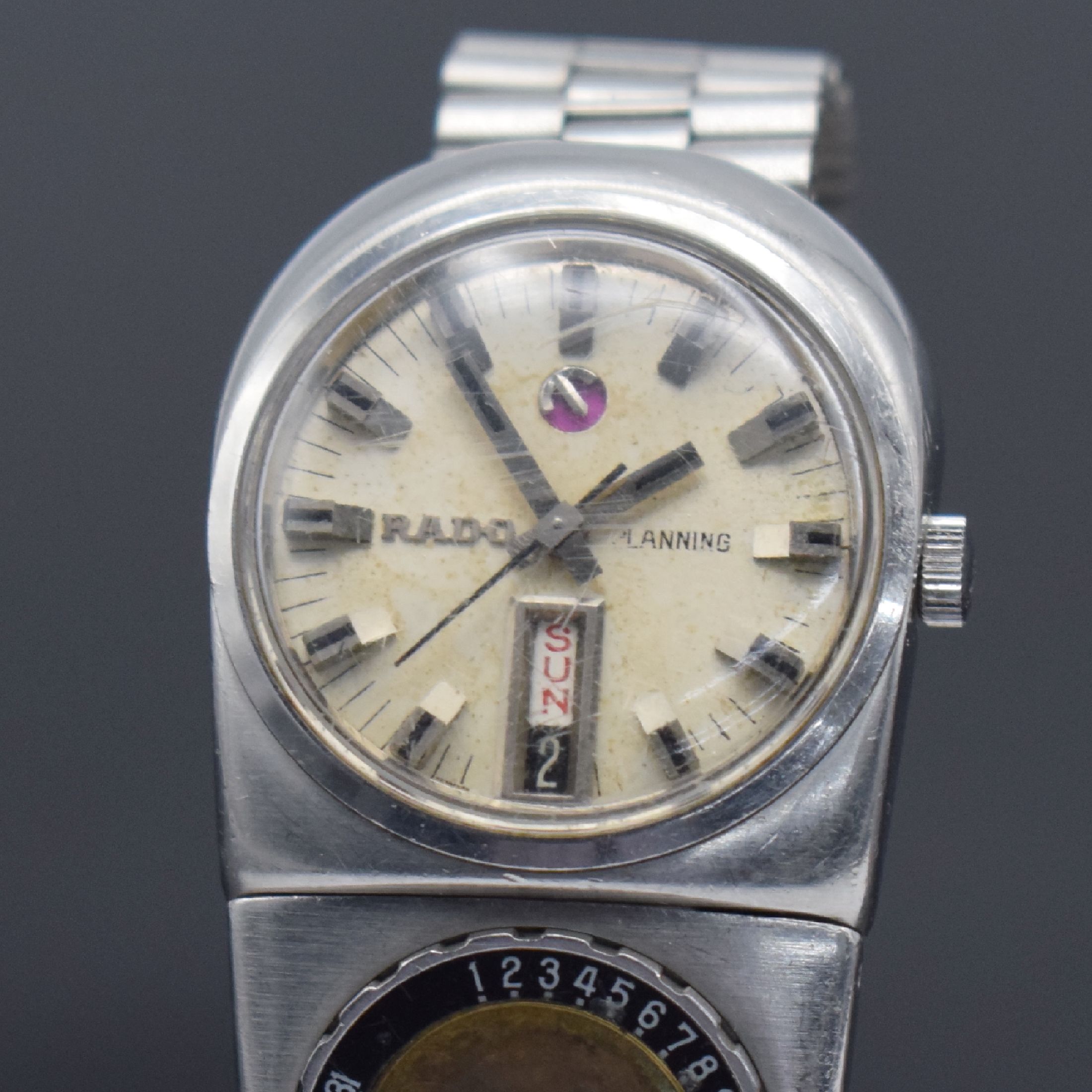 Detail a: RADO Planning sehr seltene Herrenarmbanduhr mit Kalender Referenz 11800, Schweiz um 1970, Automatik, massives pultförmiges Gehäuse in Edelstahl, ...