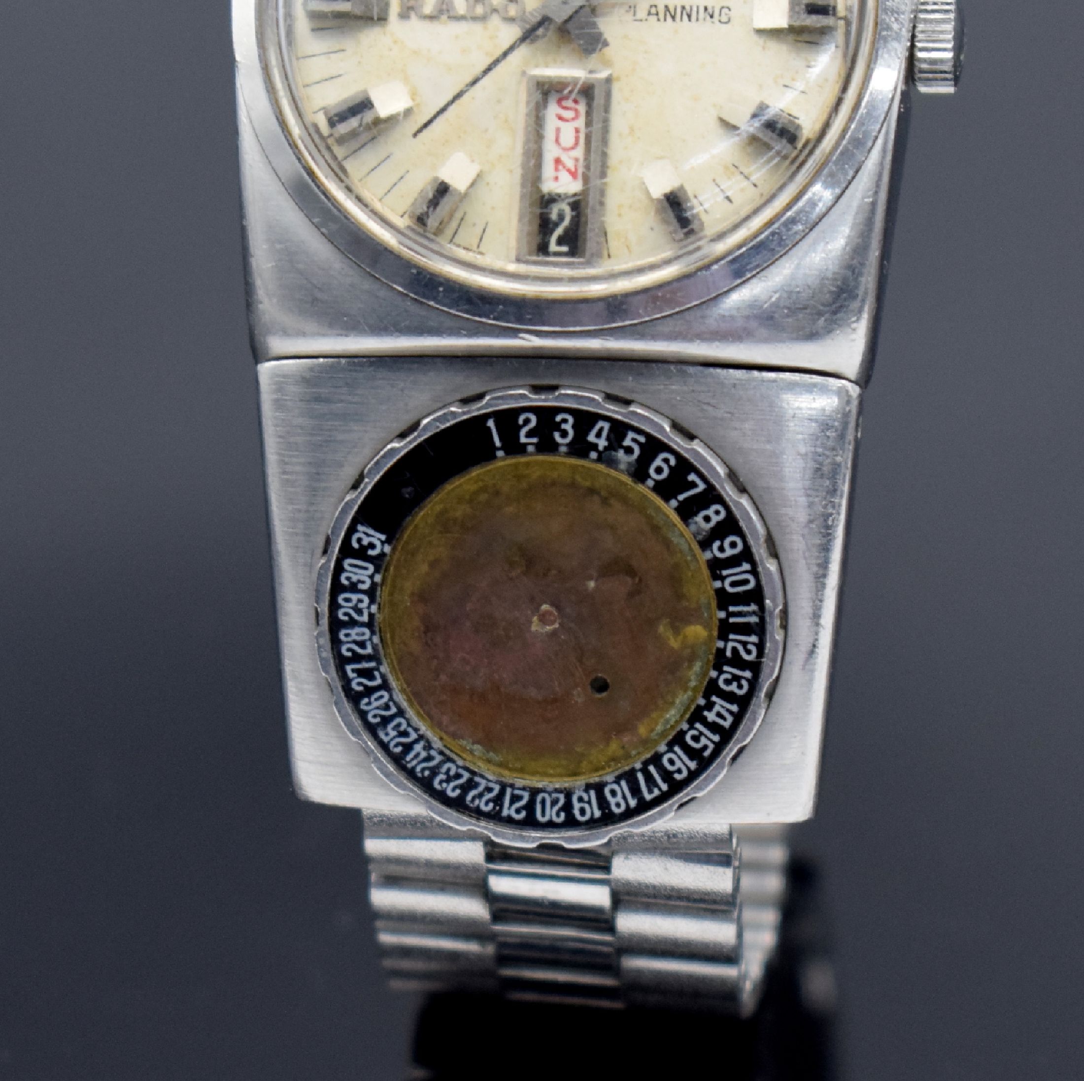 Detail b: RADO Planning sehr seltene Herrenarmbanduhr mit Kalender Referenz 11800, Schweiz um 1970, Automatik, massives pultförmiges Gehäuse in Edelstahl, ...