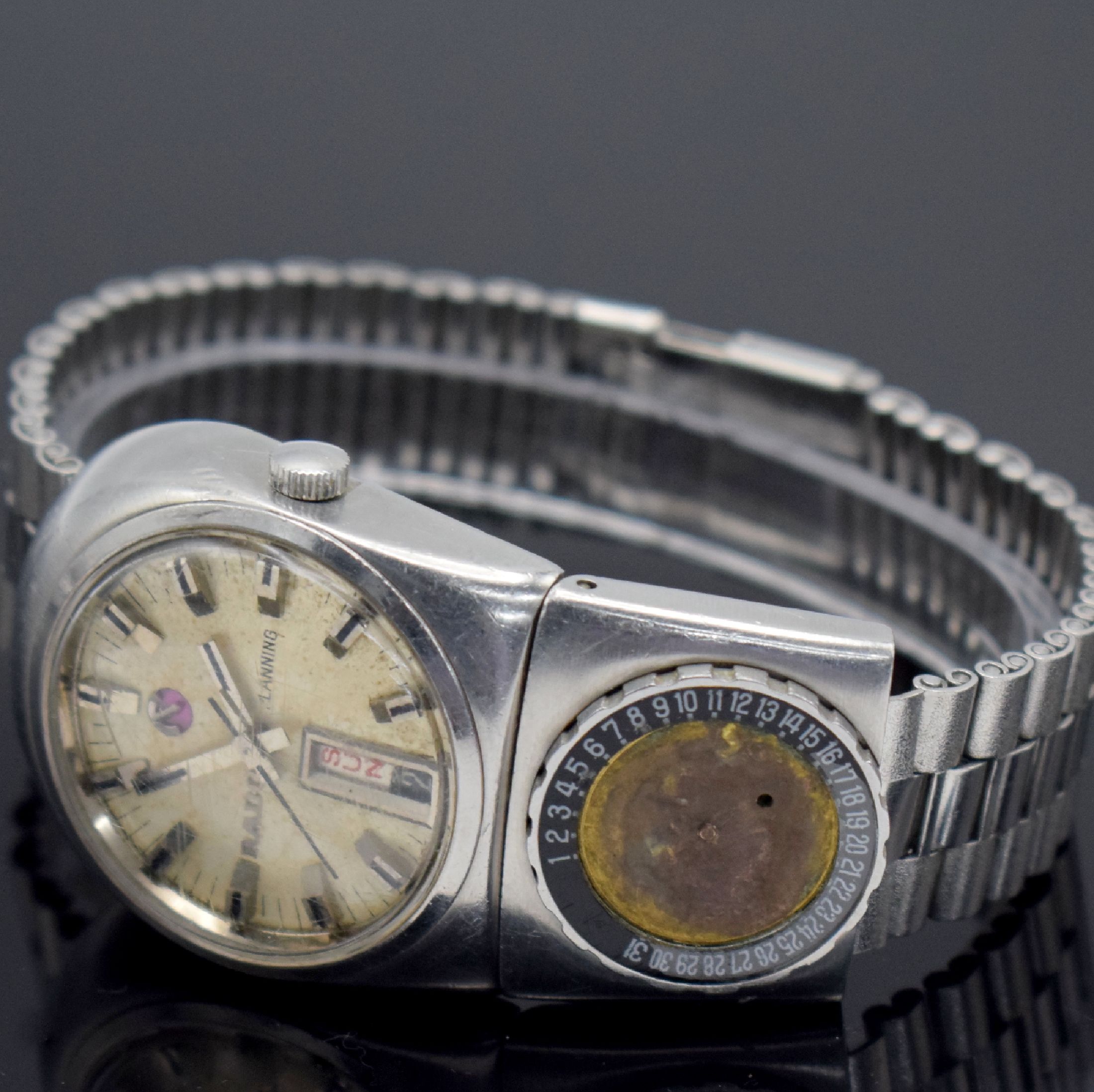 Detail c: RADO Planning sehr seltene Herrenarmbanduhr mit Kalender Referenz 11800, Schweiz um 1970, Automatik, massives pultförmiges Gehäuse in Edelstahl, ...