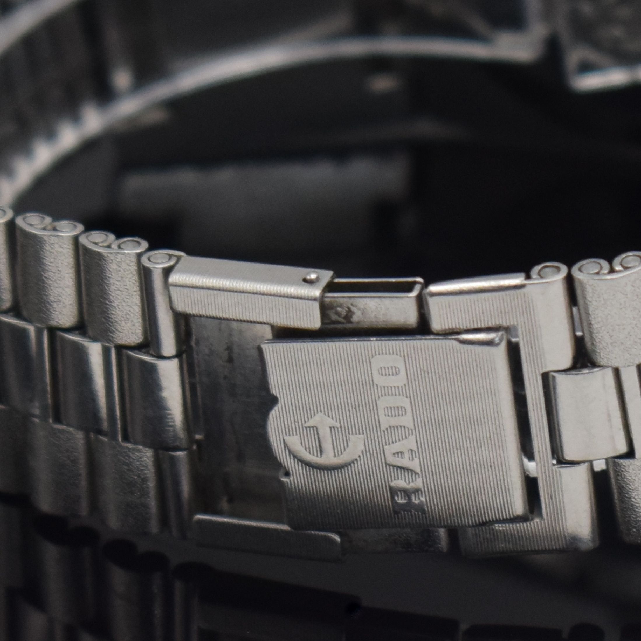 Detail d: RADO Planning sehr seltene Herrenarmbanduhr mit Kalender Referenz 11800, Schweiz um 1970, Automatik, massives pultförmiges Gehäuse in Edelstahl, ...