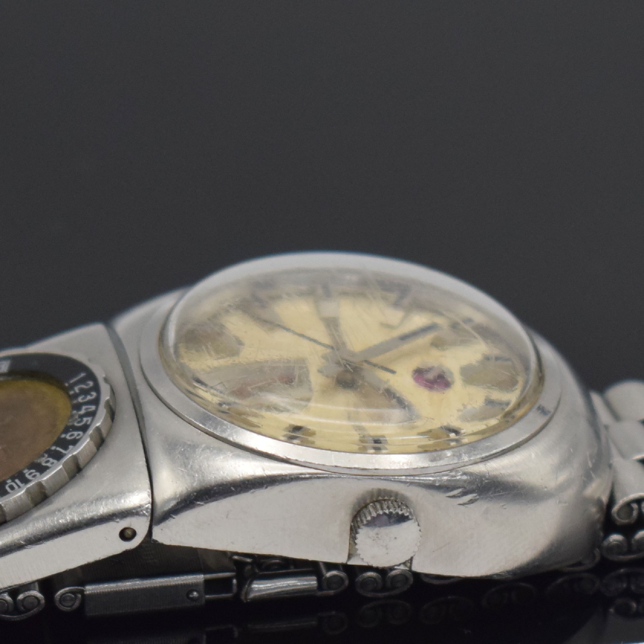 Detail e: RADO Planning sehr seltene Herrenarmbanduhr mit Kalender Referenz 11800, Schweiz um 1970, Automatik, massives pultförmiges Gehäuse in Edelstahl, ...