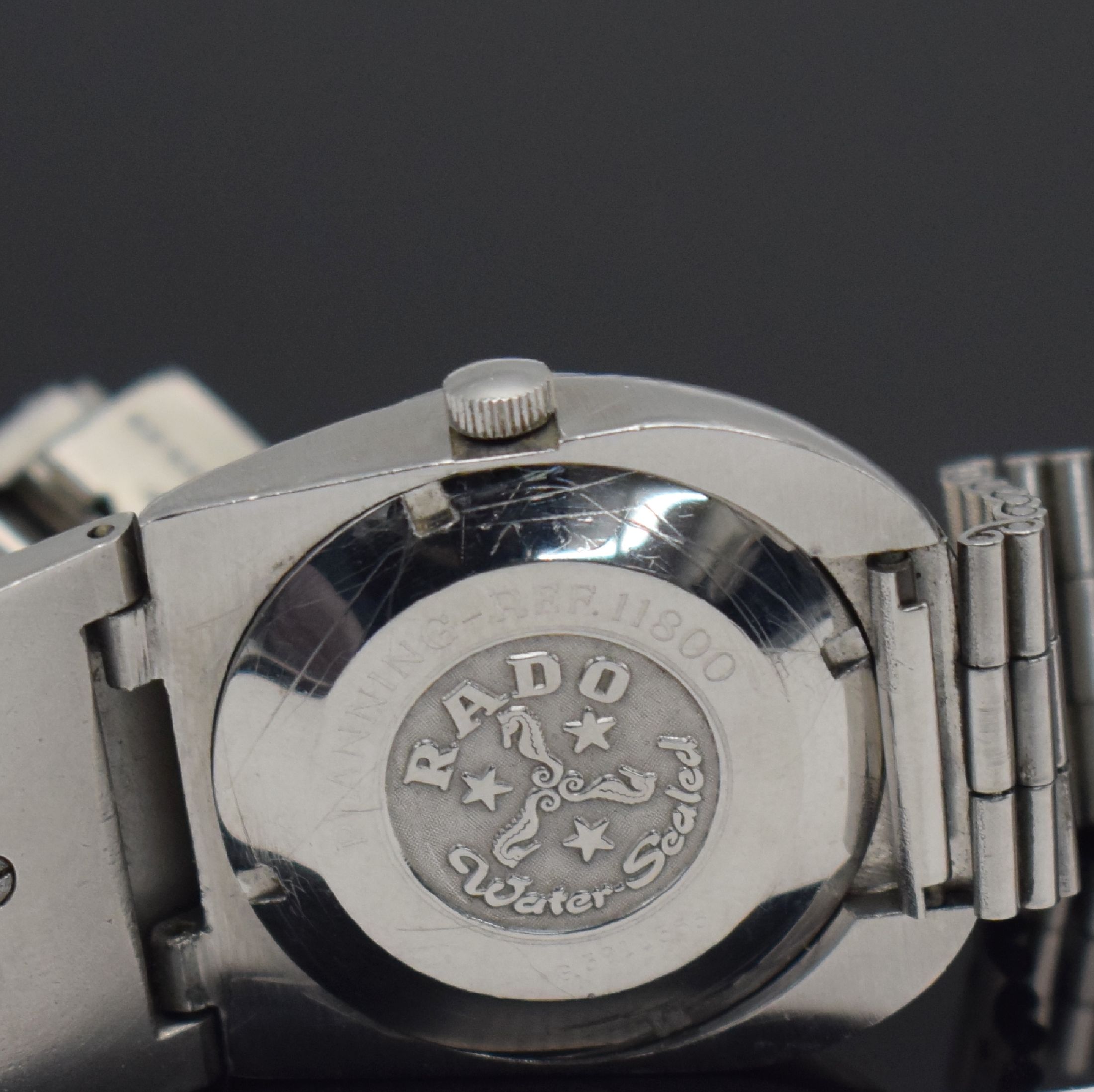 Detail g: RADO Planning sehr seltene Herrenarmbanduhr mit Kalender Referenz 11800, Schweiz um 1970, Automatik, massives pultförmiges Gehäuse in Edelstahl, ...