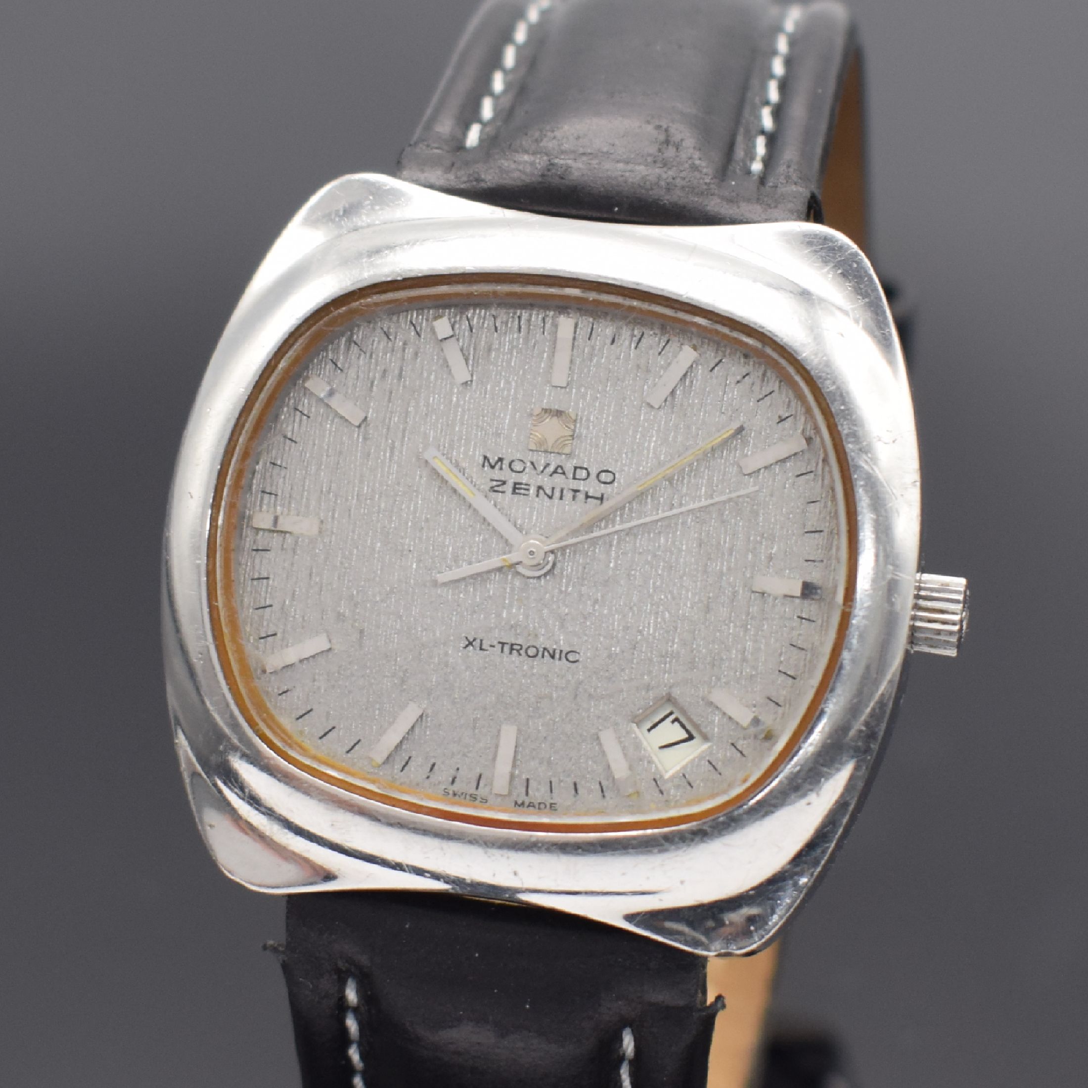 Detail a: MOVADO ZENITH XL-Tronic Herrenarmbanduhr mit Stimmgabelschwinger Kaliber 50.0, Schweiz um 1970, massives 2-teil. Geh., Boden aufgedr., silb. strukt. ...