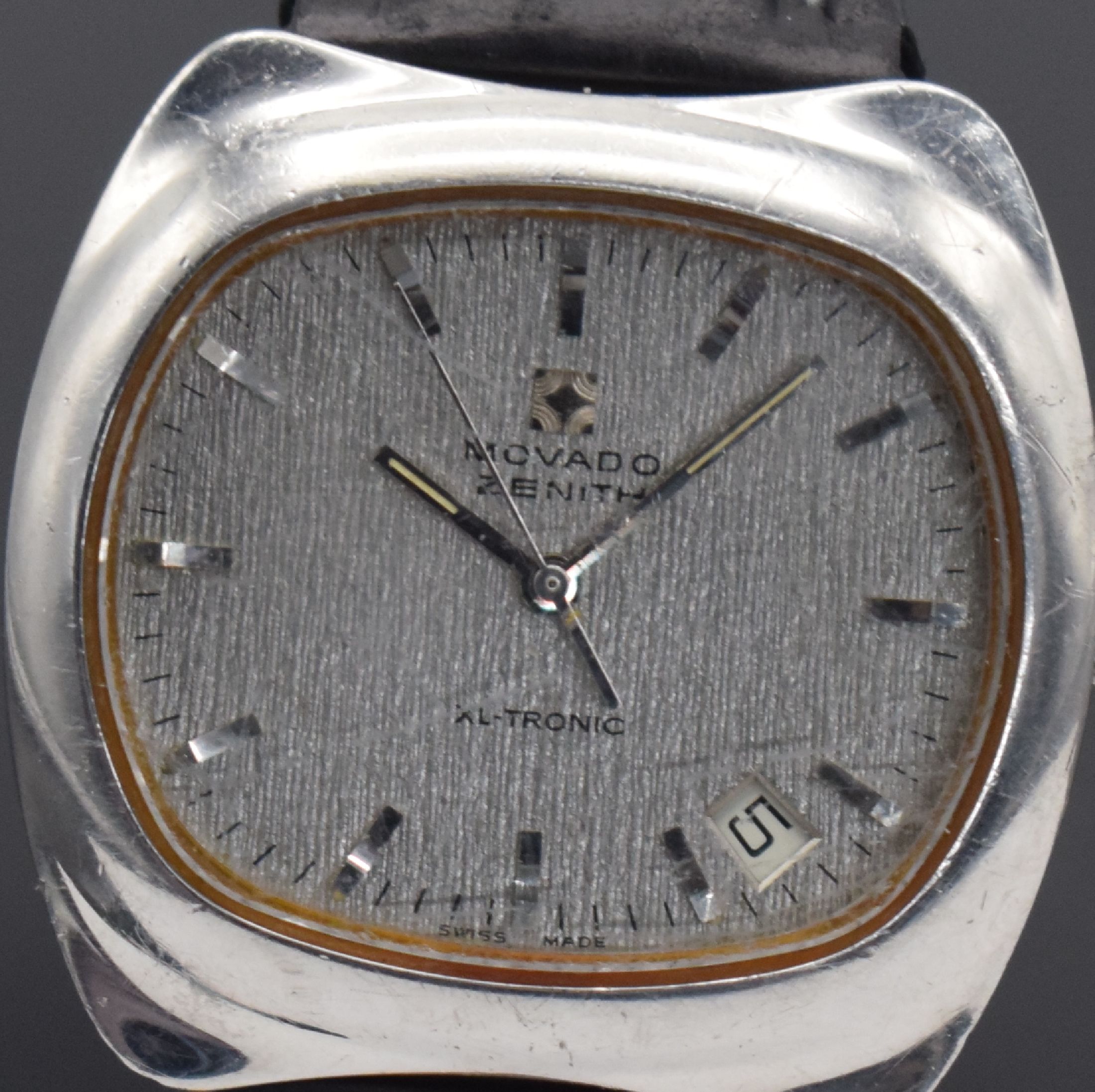 Detail b: MOVADO ZENITH XL-Tronic Herrenarmbanduhr mit Stimmgabelschwinger Kaliber 50.0, Schweiz um 1970, massives 2-teil. Geh., Boden aufgedr., silb. strukt. ...