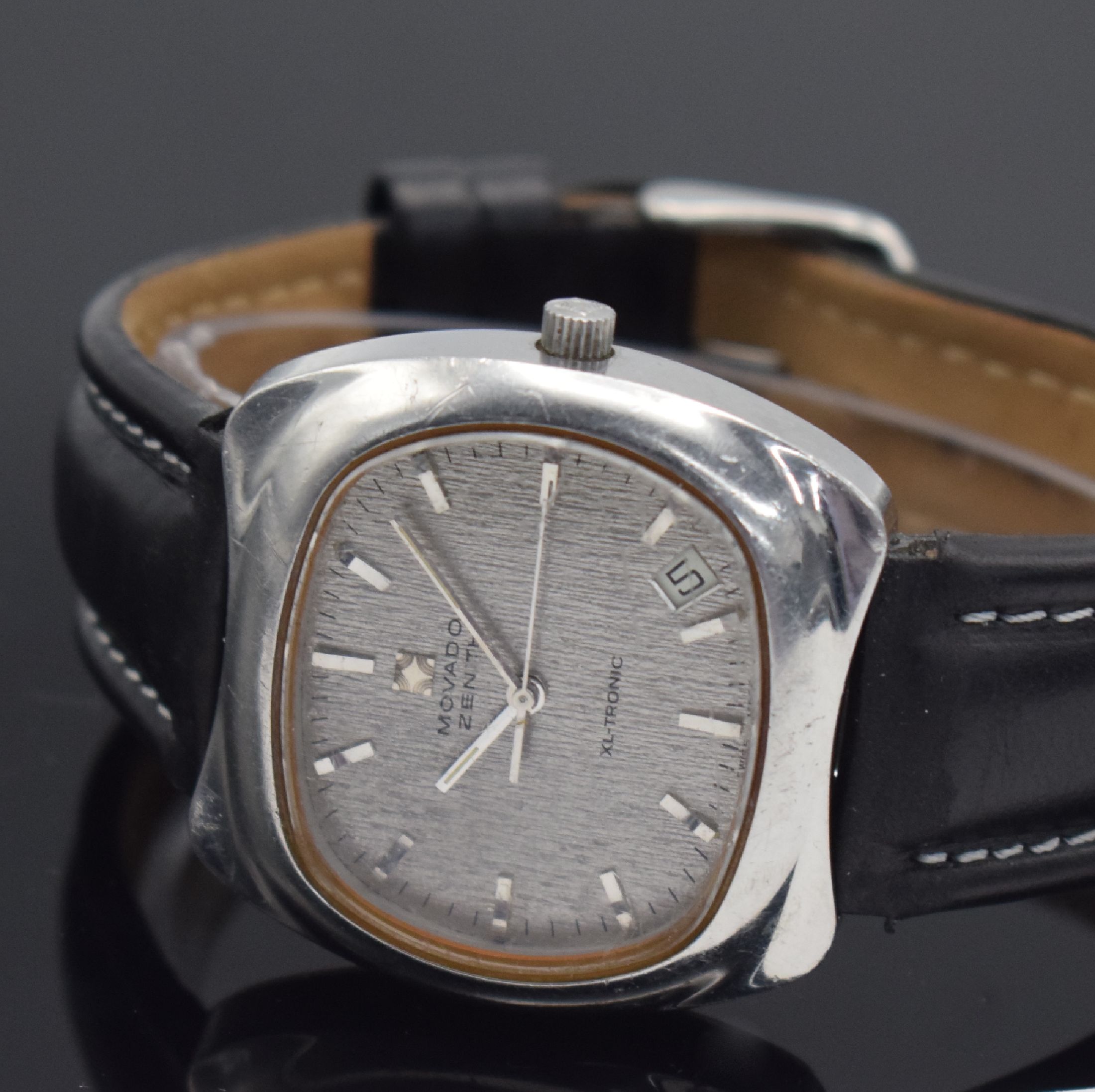 Detail c: MOVADO ZENITH XL-Tronic Herrenarmbanduhr mit Stimmgabelschwinger Kaliber 50.0, Schweiz um 1970, massives 2-teil. Geh., Boden aufgedr., silb. strukt. ...