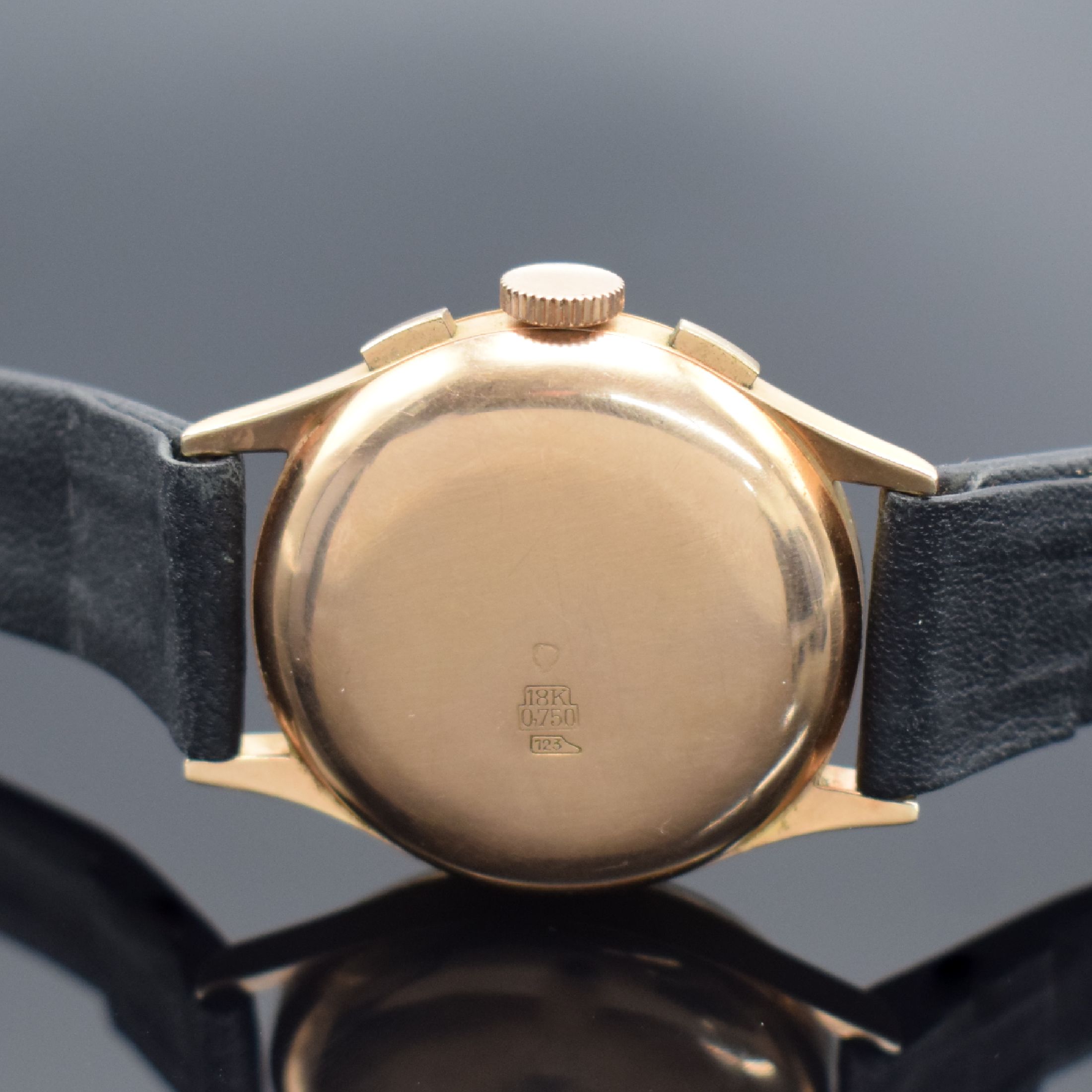 Detail c: Herrenchronograph in RG 750/000 Kaliber Landeron, Schweiz um 1945, Handaufzug, Geh. dell., Boden aufgedr., schönes originales silb. Duoton-Zifferbl. ...