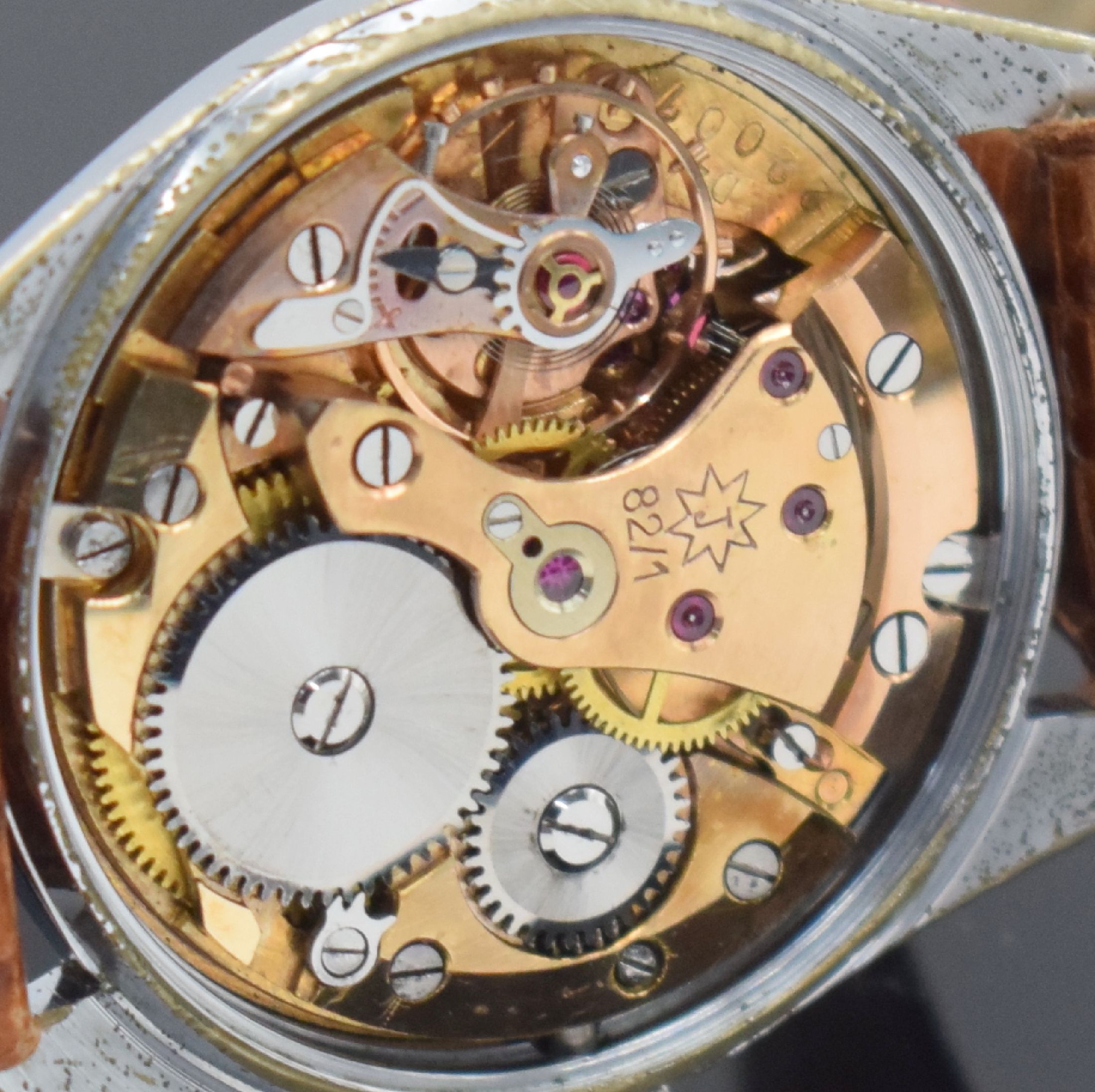 Detail h: JUNGHANS Chronometer Herrenarmbanduhr mit Kaliber 82/1, Deutschland um 1954, Handaufzug, verchr. Geh., Stahlboden geschr., schönes mehrfarb. ...
