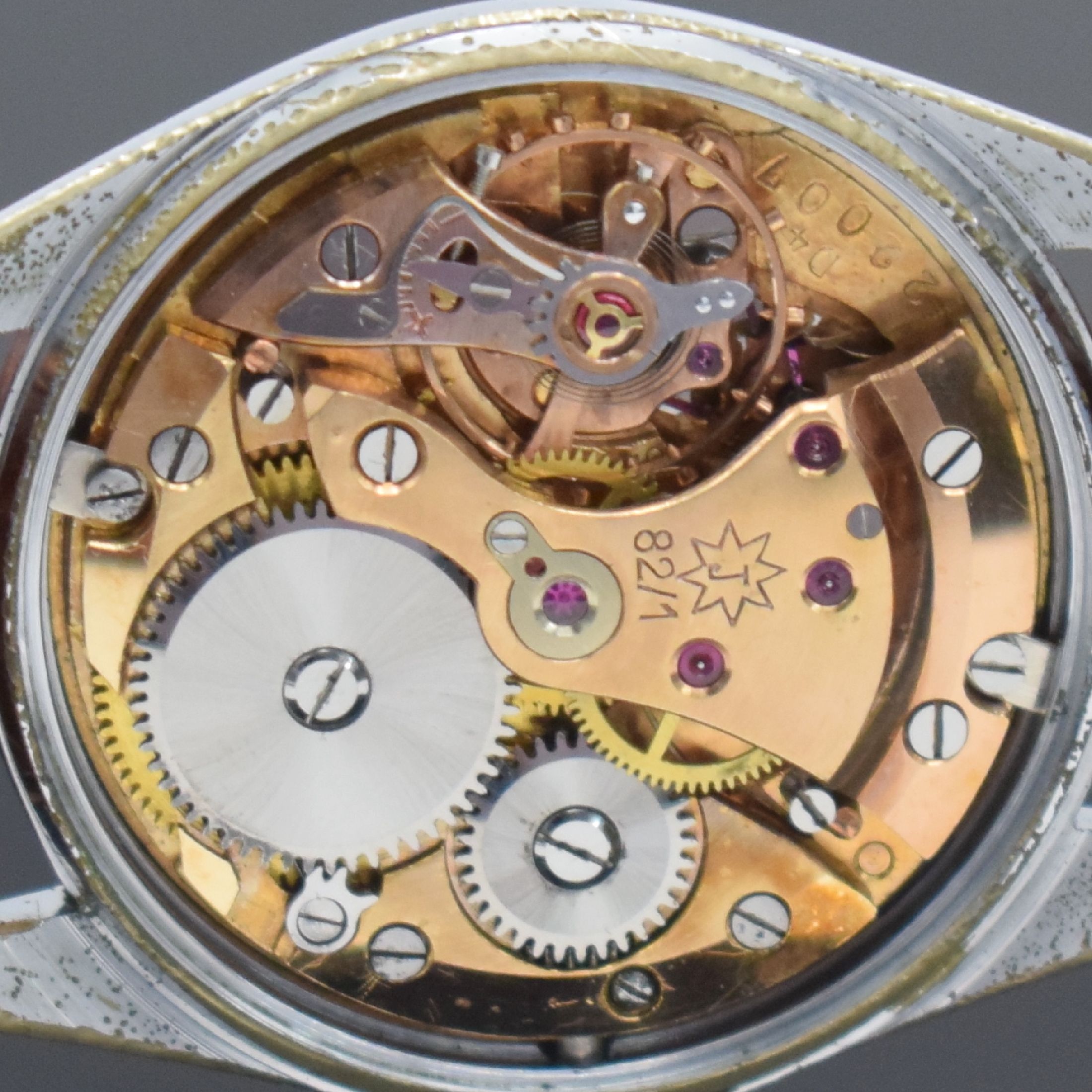Detail i: JUNGHANS Chronometer Herrenarmbanduhr mit Kaliber 82/1, Deutschland um 1954, Handaufzug, verchr. Geh., Stahlboden geschr., schönes mehrfarb. ...